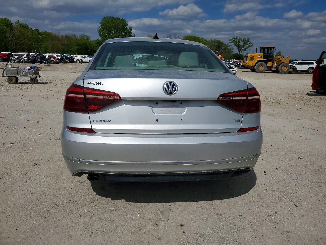 2018 Volkswagen Passat S Серебряный vin: 1VWAA7A31JC023044