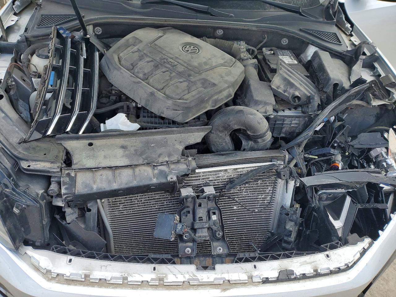 2018 Volkswagen Passat S Серебряный vin: 1VWAA7A31JC023044