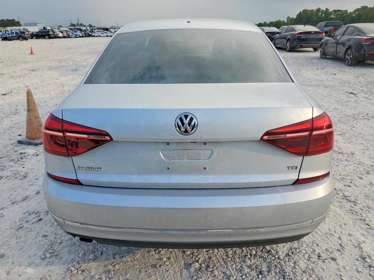 2018 Volkswagen Passat S Silver vin: 1VWAA7A32JC033372