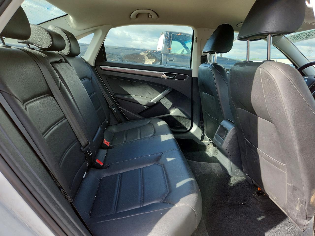 2018 Volkswagen Passat S Белый vin: 1VWAA7A36JC010239