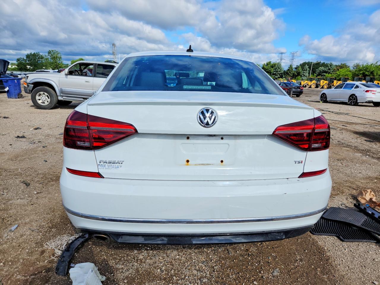 2018 Volkswagen Passat S Белый vin: 1VWAA7A36JC010239