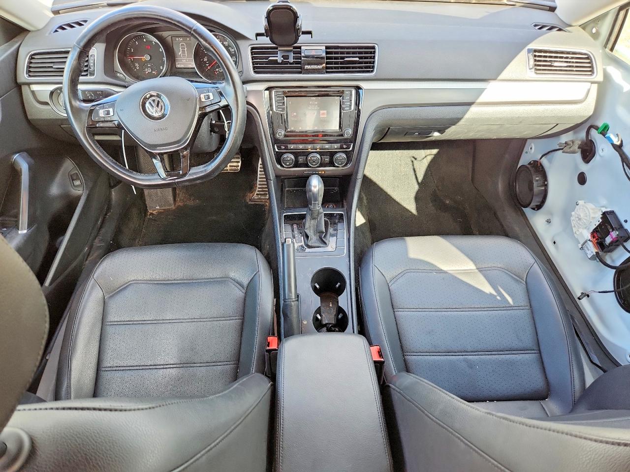 2018 Volkswagen Passat S Белый vin: 1VWAA7A36JC010239