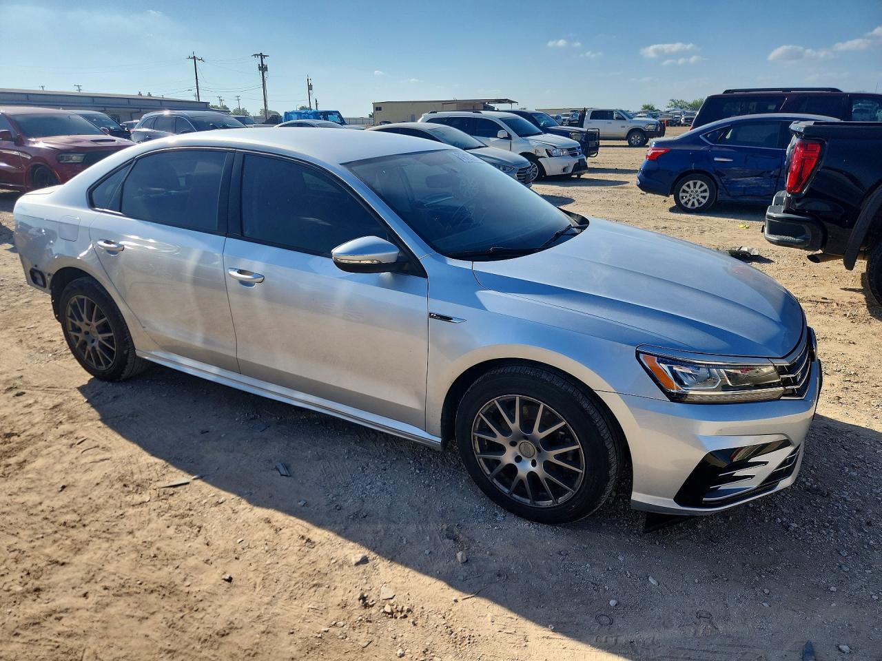 2018 Volkswagen Passat S Серебряный vin: 1VWAA7A37JC015160