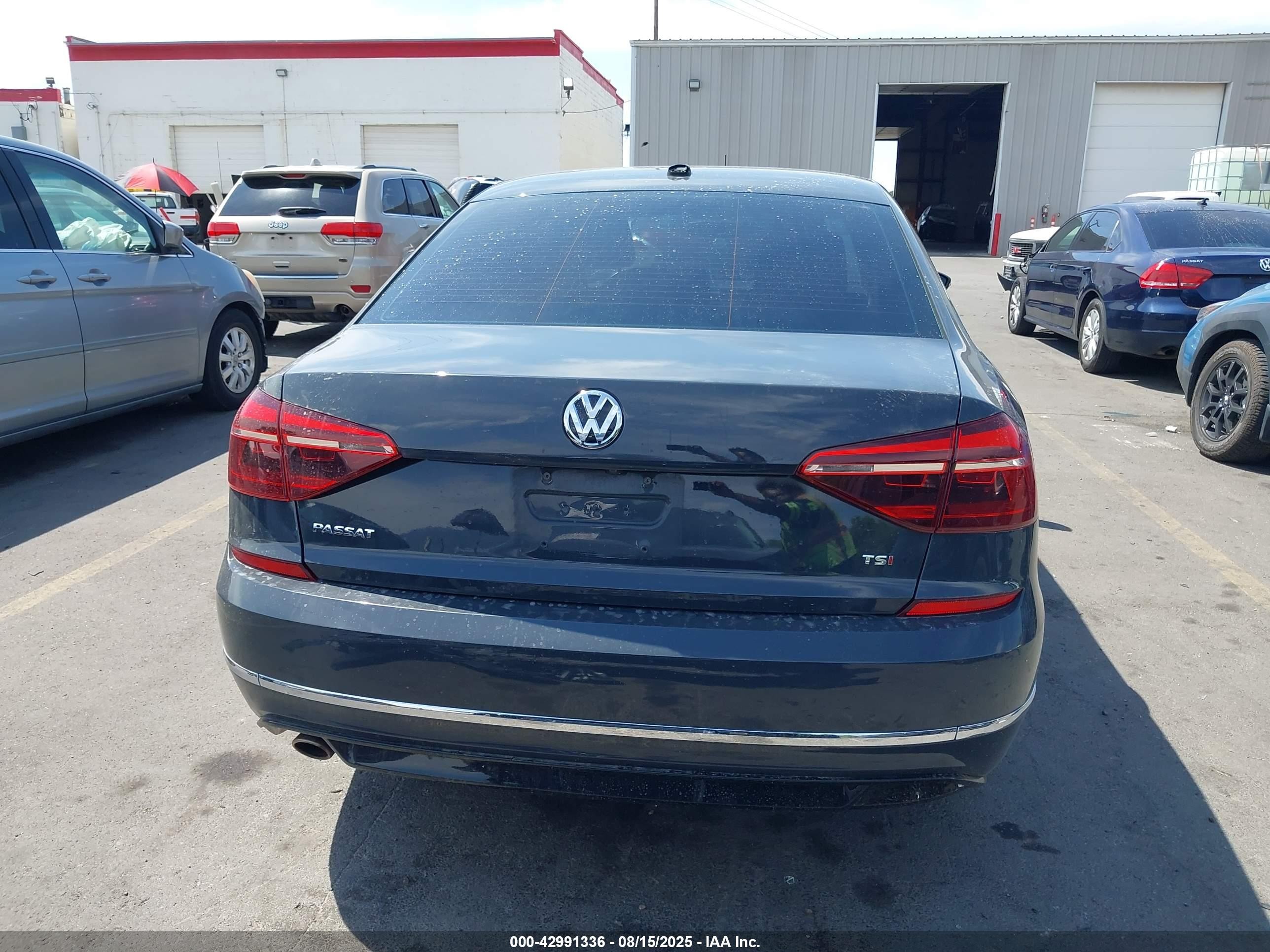2018 Volkswagen Passat 2.0t R-line/2.0t S Серый vin: 1VWAA7A38JC023851