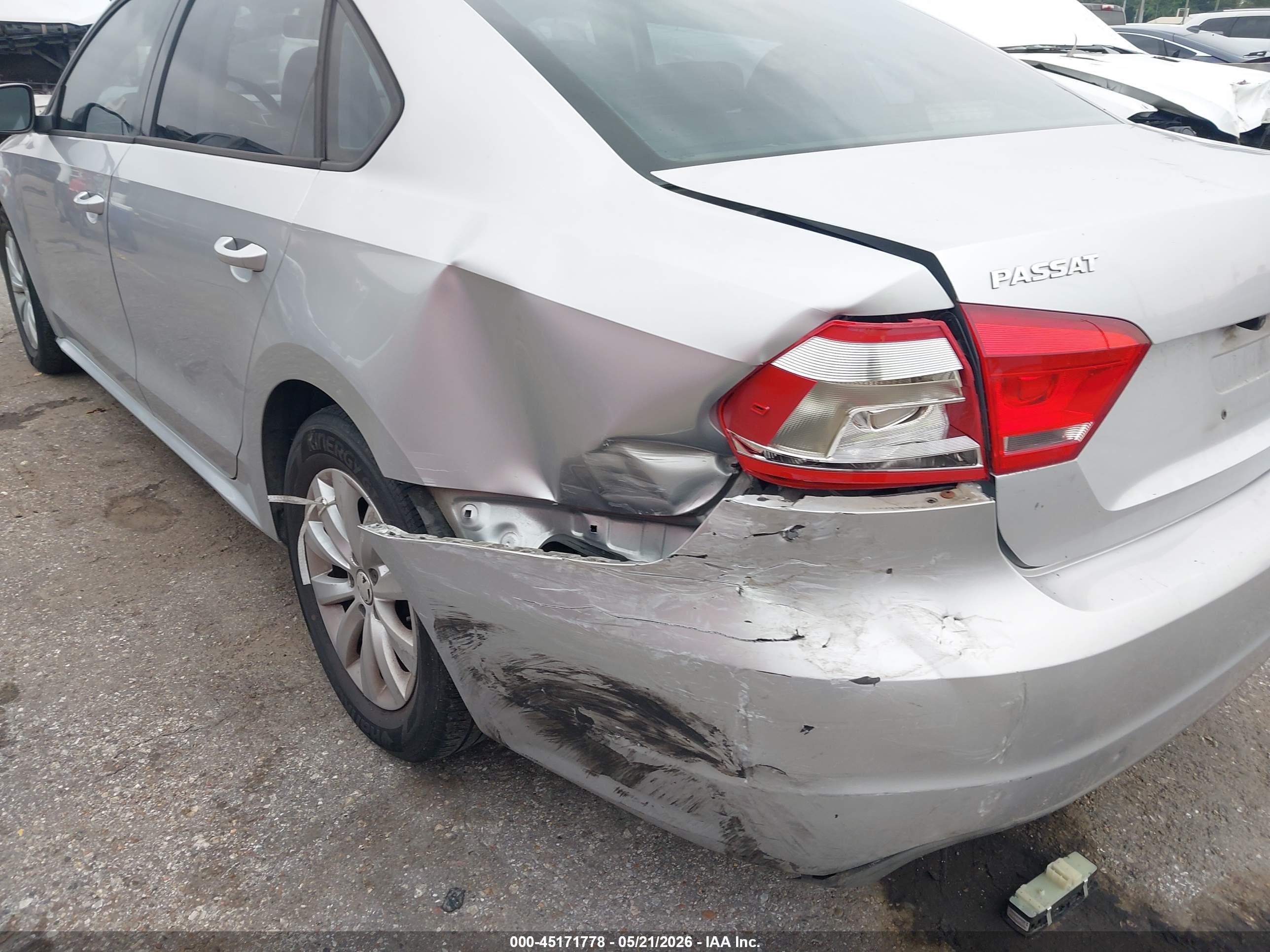 2012 Volkswagen Passat 2.5l S Серебряный vin: 1VWAH7A30CC025592