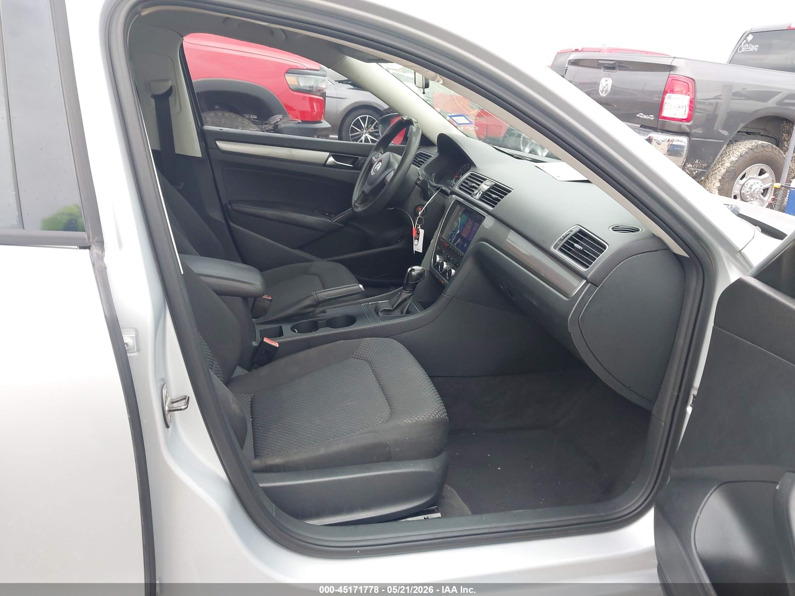 2012 Volkswagen Passat 2.5l S Серебряный vin: 1VWAH7A30CC025592