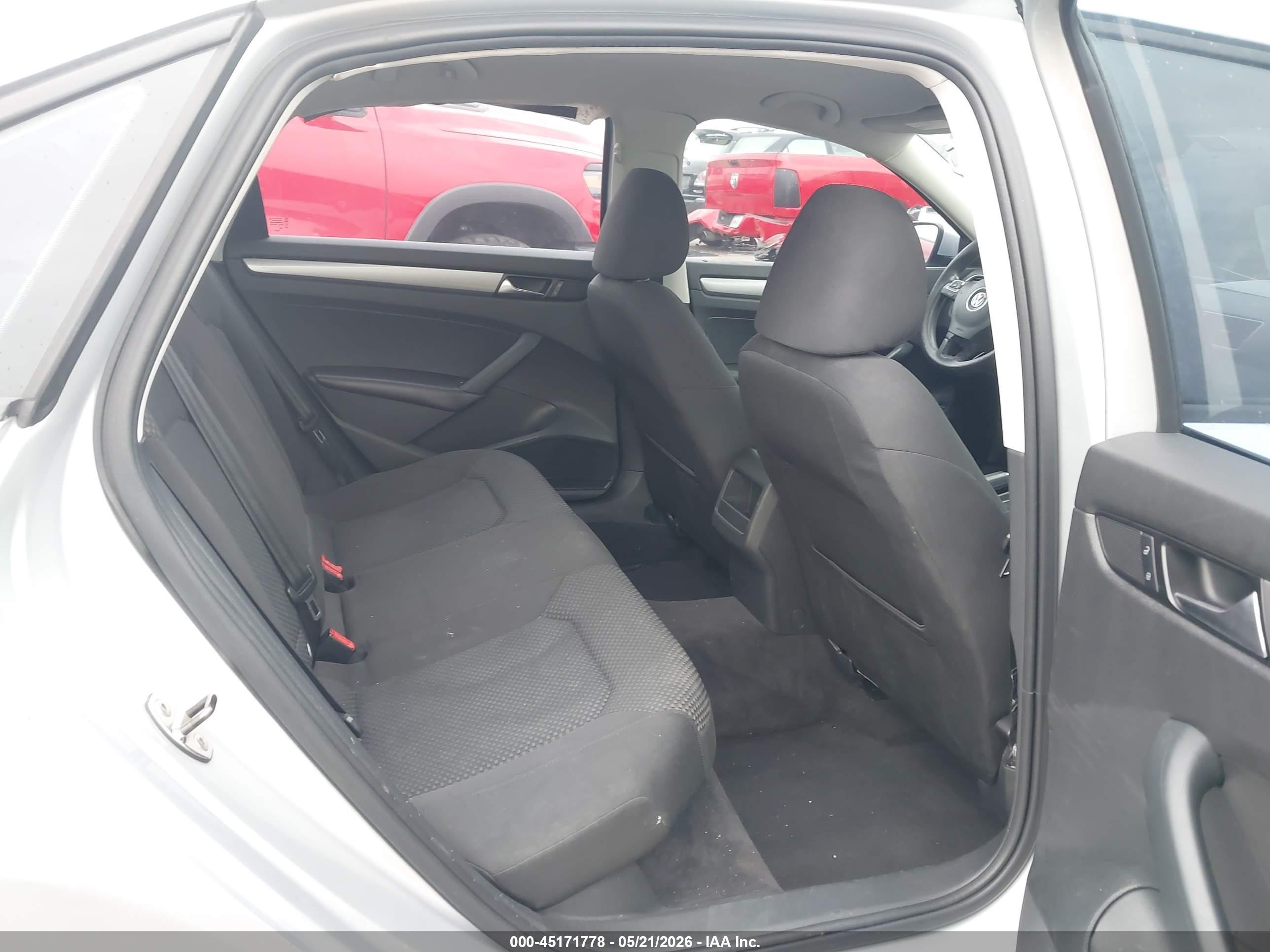 2012 Volkswagen Passat 2.5l S Серебряный vin: 1VWAH7A30CC025592