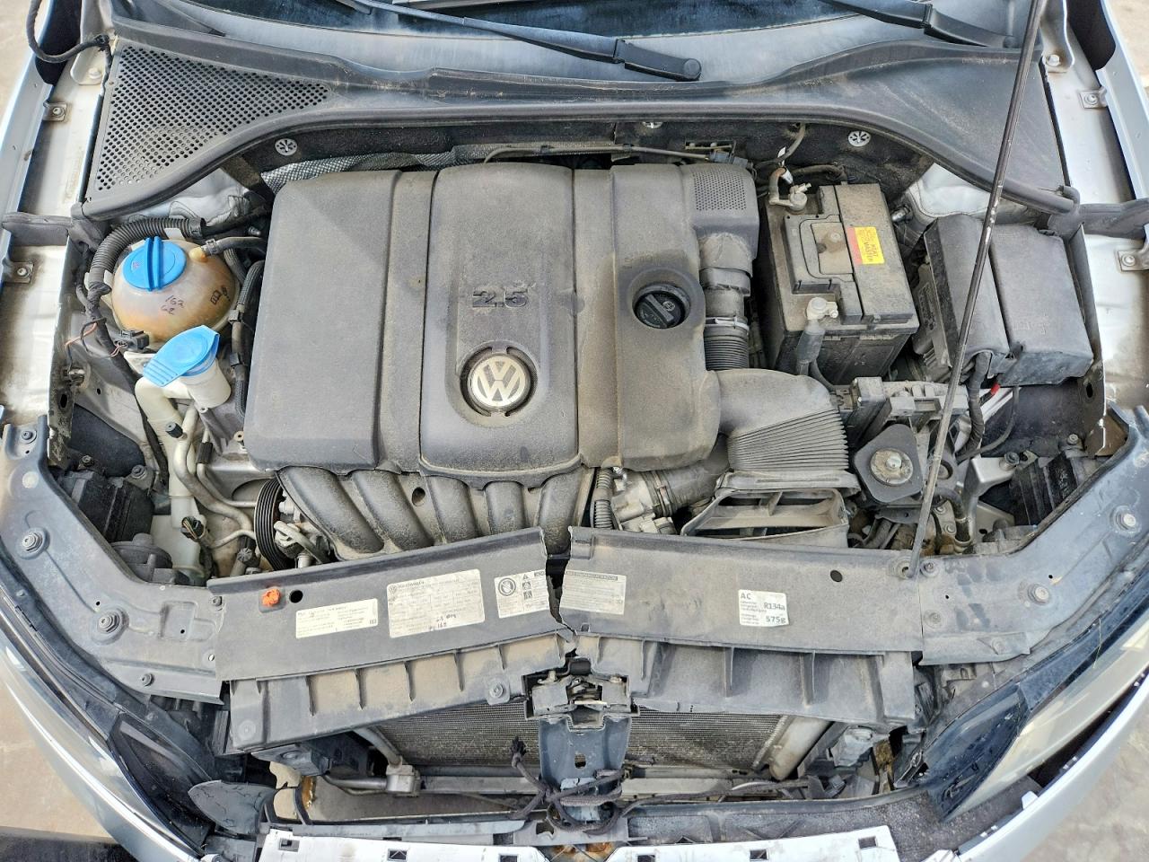 2013 Volkswagen Passat S Silver vin: 1VWAH7A30DC018563