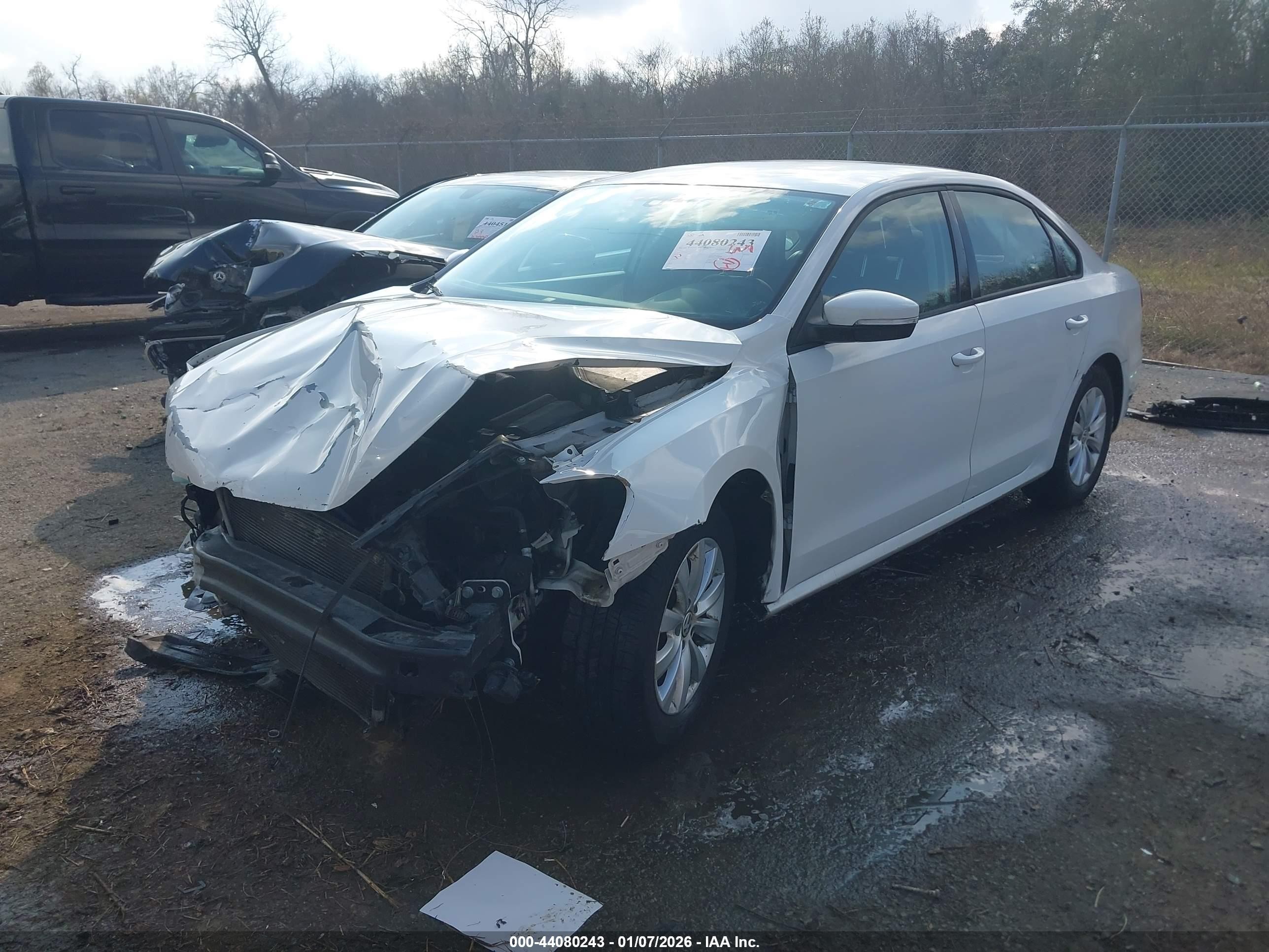 2013 Volkswagen Passat S White vin: 1VWAH7A30DC095157