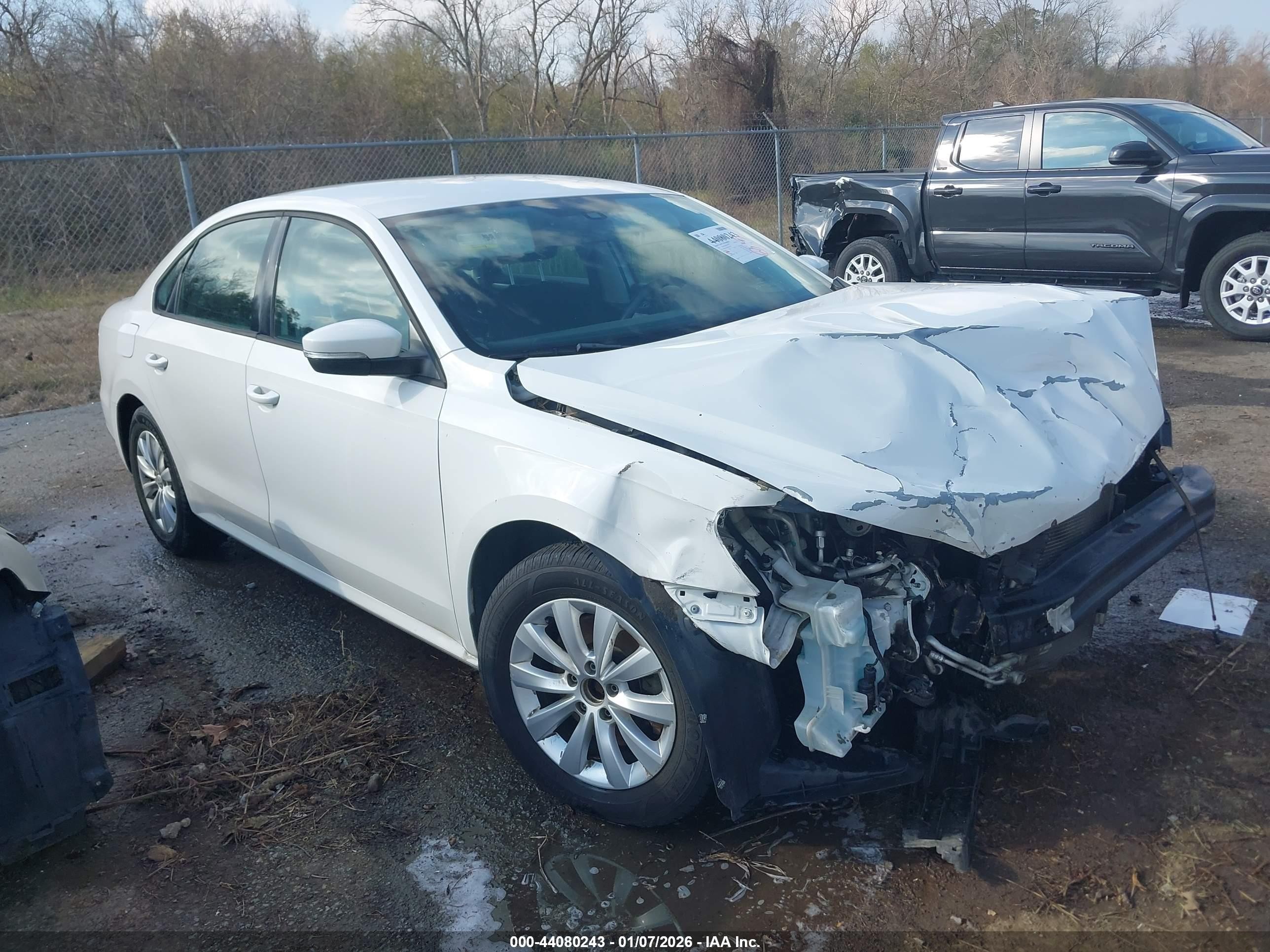 2013 Volkswagen Passat S Белый vin: 1VWAH7A30DC095157