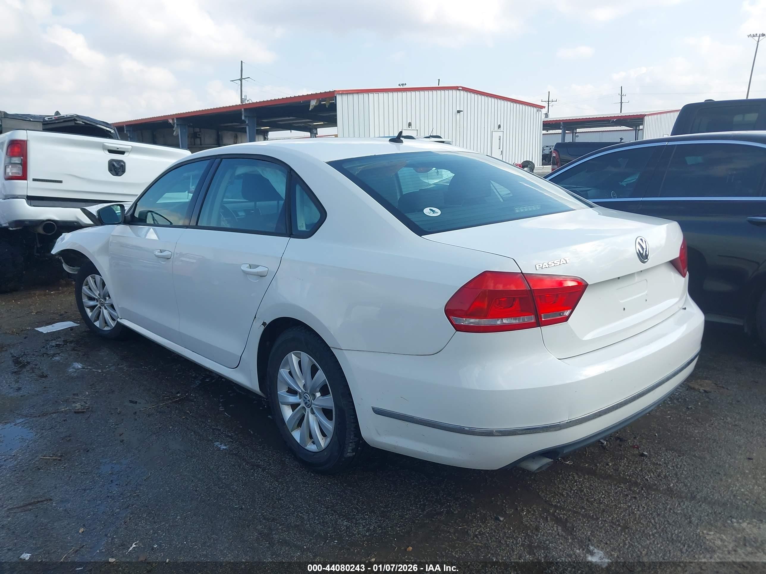 2013 Volkswagen Passat S White vin: 1VWAH7A30DC095157
