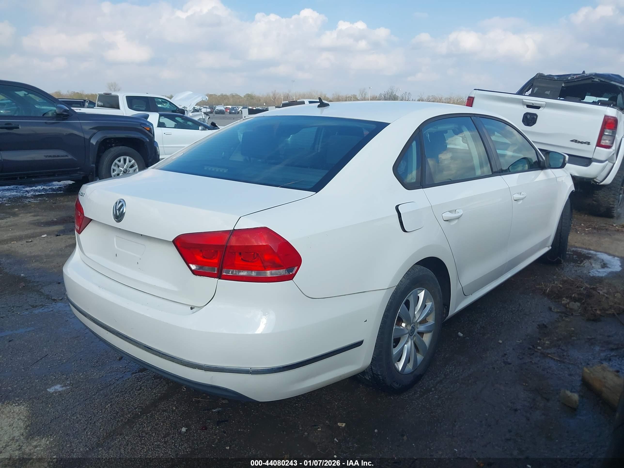 2013 Volkswagen Passat S White vin: 1VWAH7A30DC095157