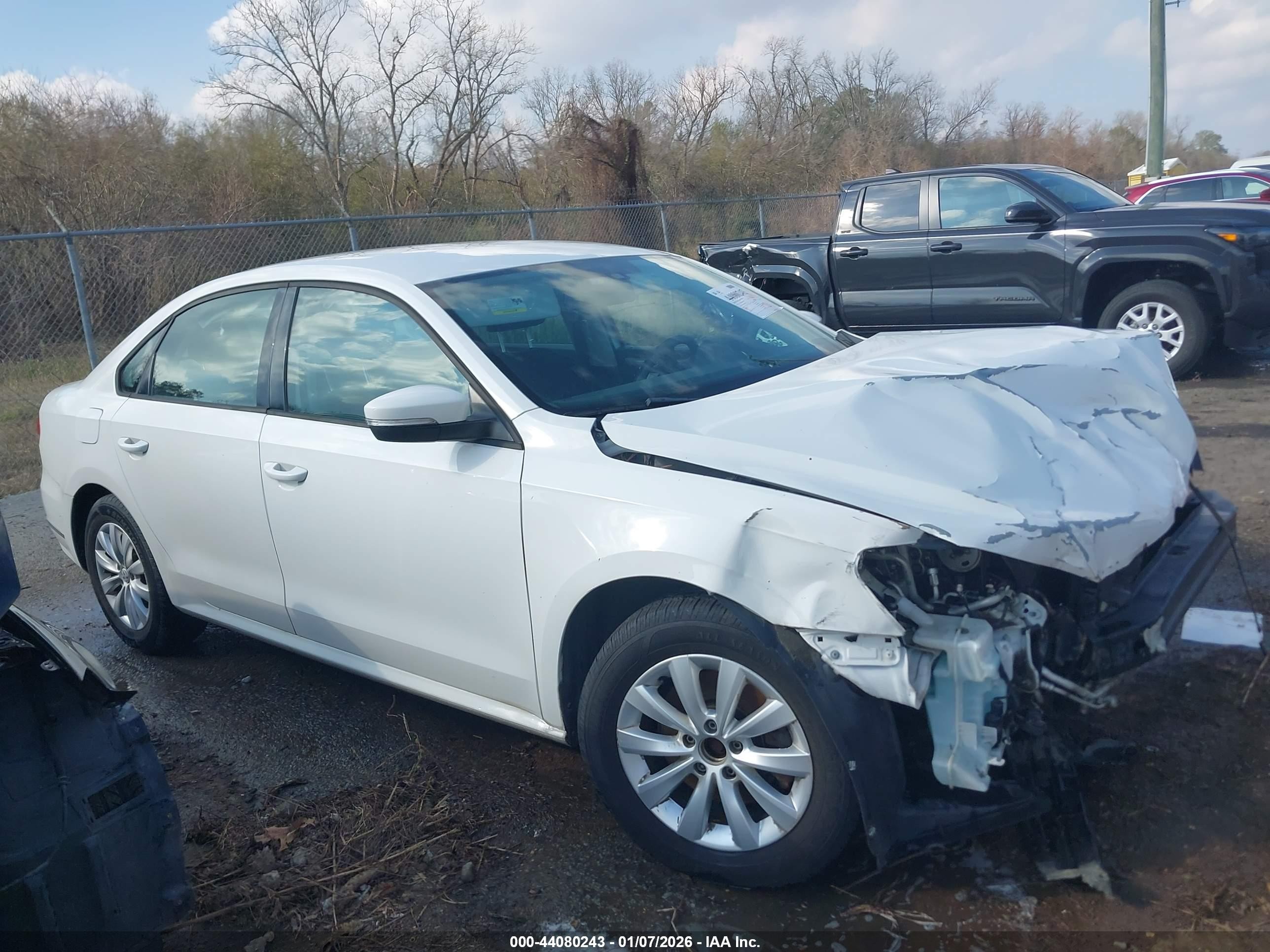 2013 Volkswagen Passat S White vin: 1VWAH7A30DC095157