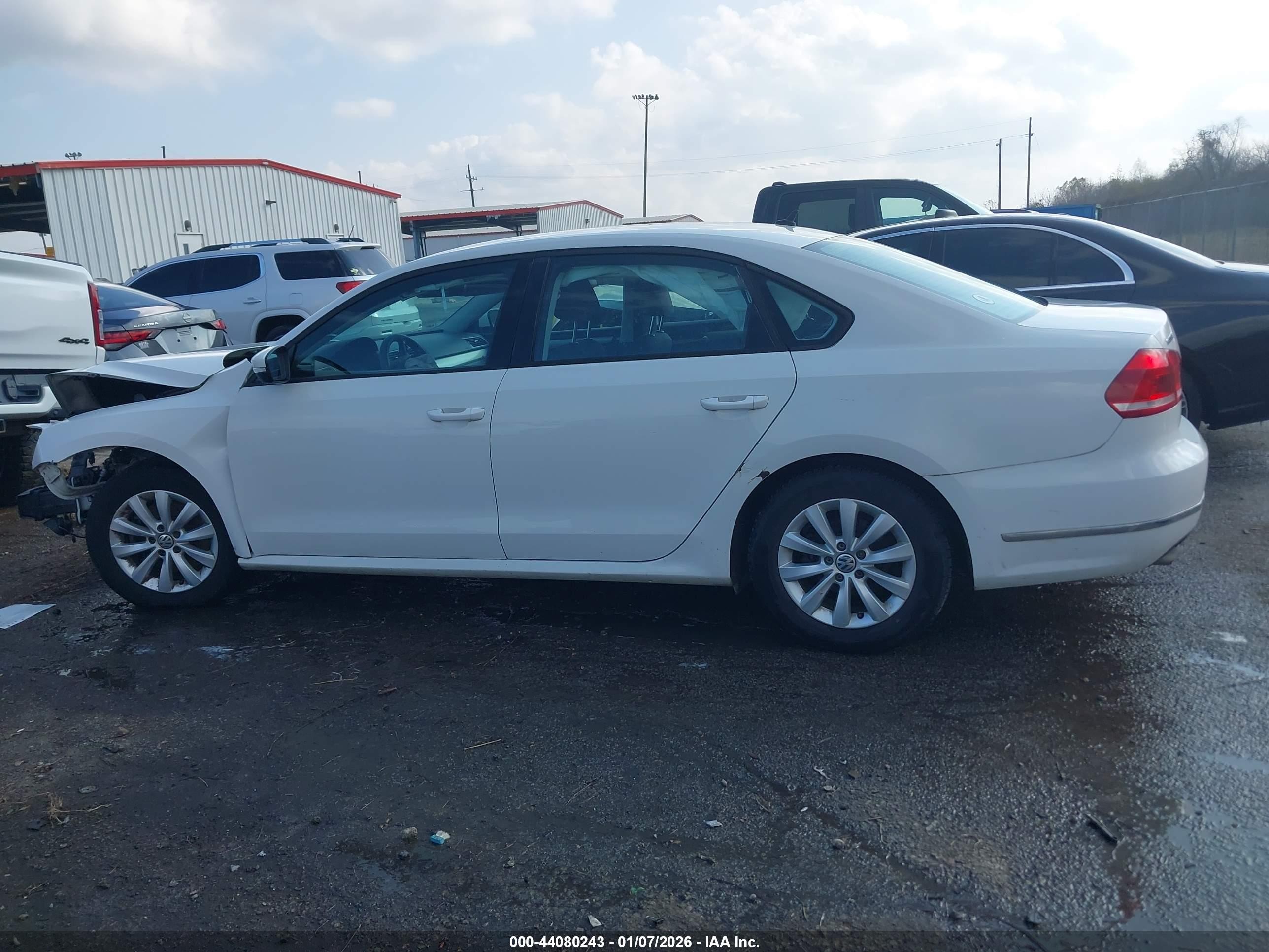 2013 Volkswagen Passat S White vin: 1VWAH7A30DC095157