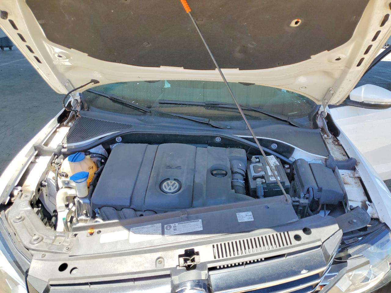 2012 Volkswagen Passat S White vin: 1VWAH7A31CC066944