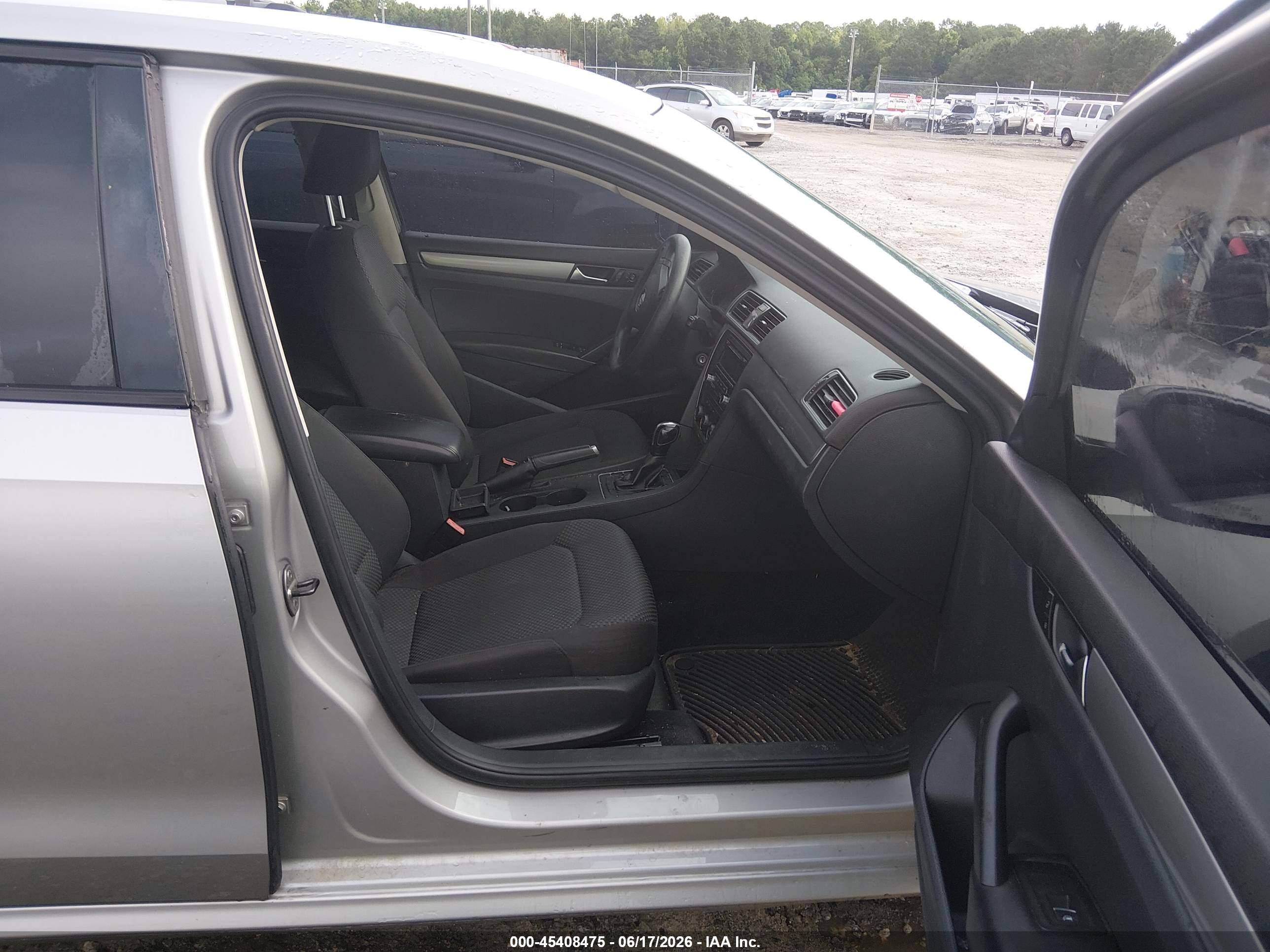 2013 Volkswagen Passat S Silver vin: 1VWAH7A31DC071711