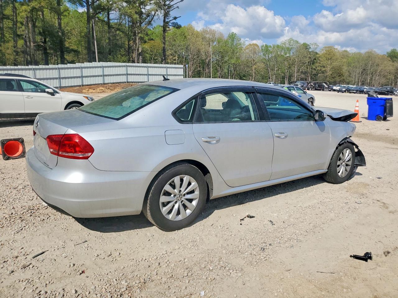 2013 Volkswagen Passat S Серебряный vin: 1VWAH7A34DC008537