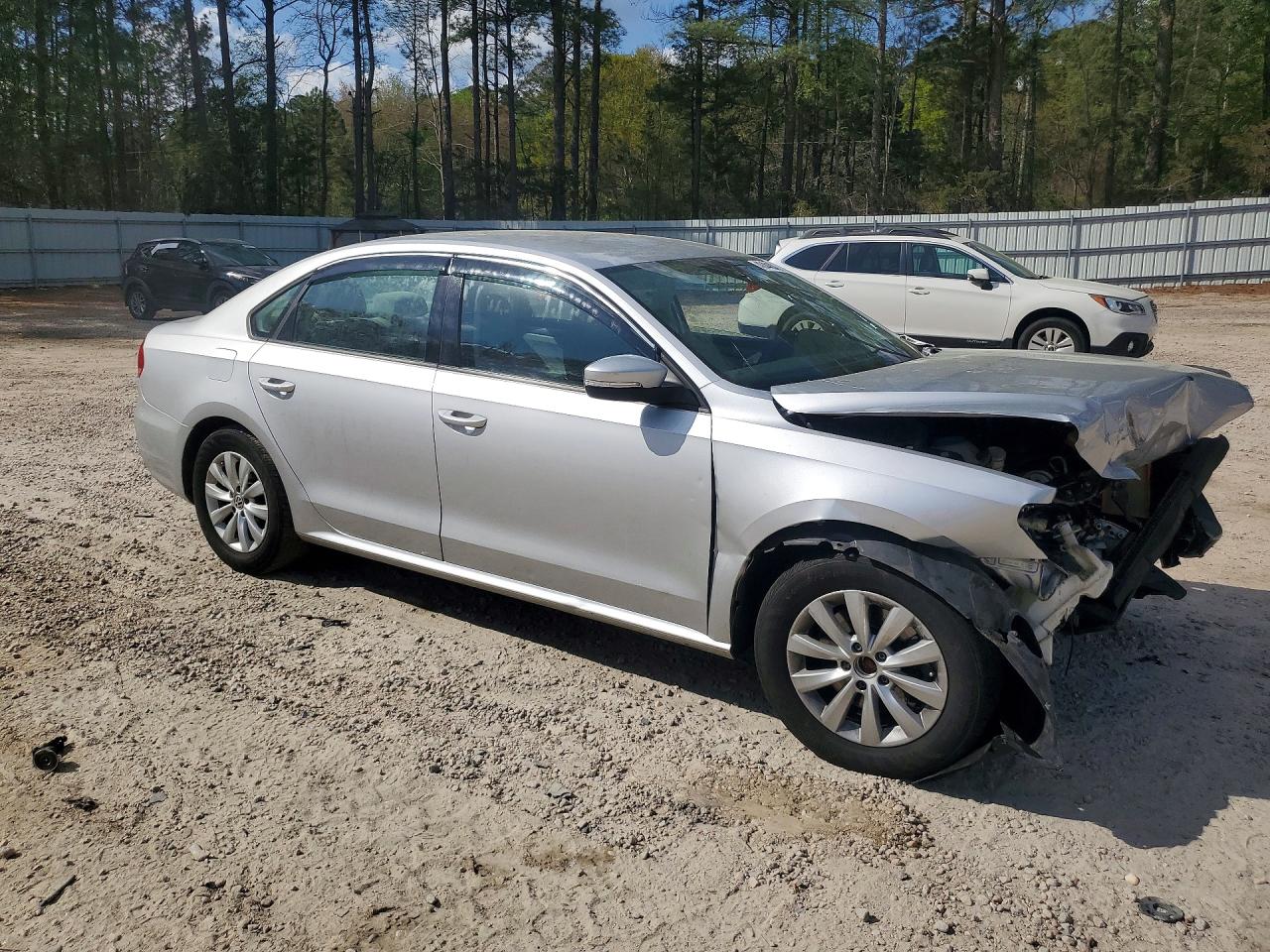 2013 Volkswagen Passat S Серебряный vin: 1VWAH7A34DC008537