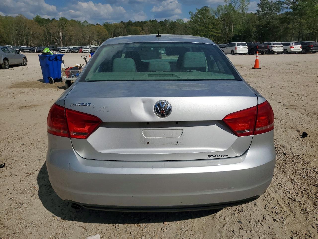 2013 Volkswagen Passat S Серебряный vin: 1VWAH7A34DC008537