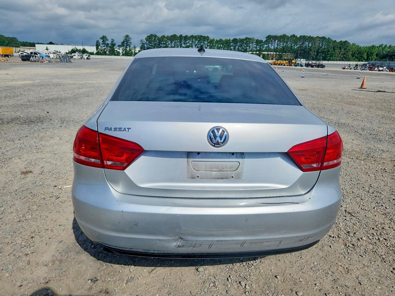 2013 Volkswagen Passat S Silver vin: 1VWAH7A35DC140268