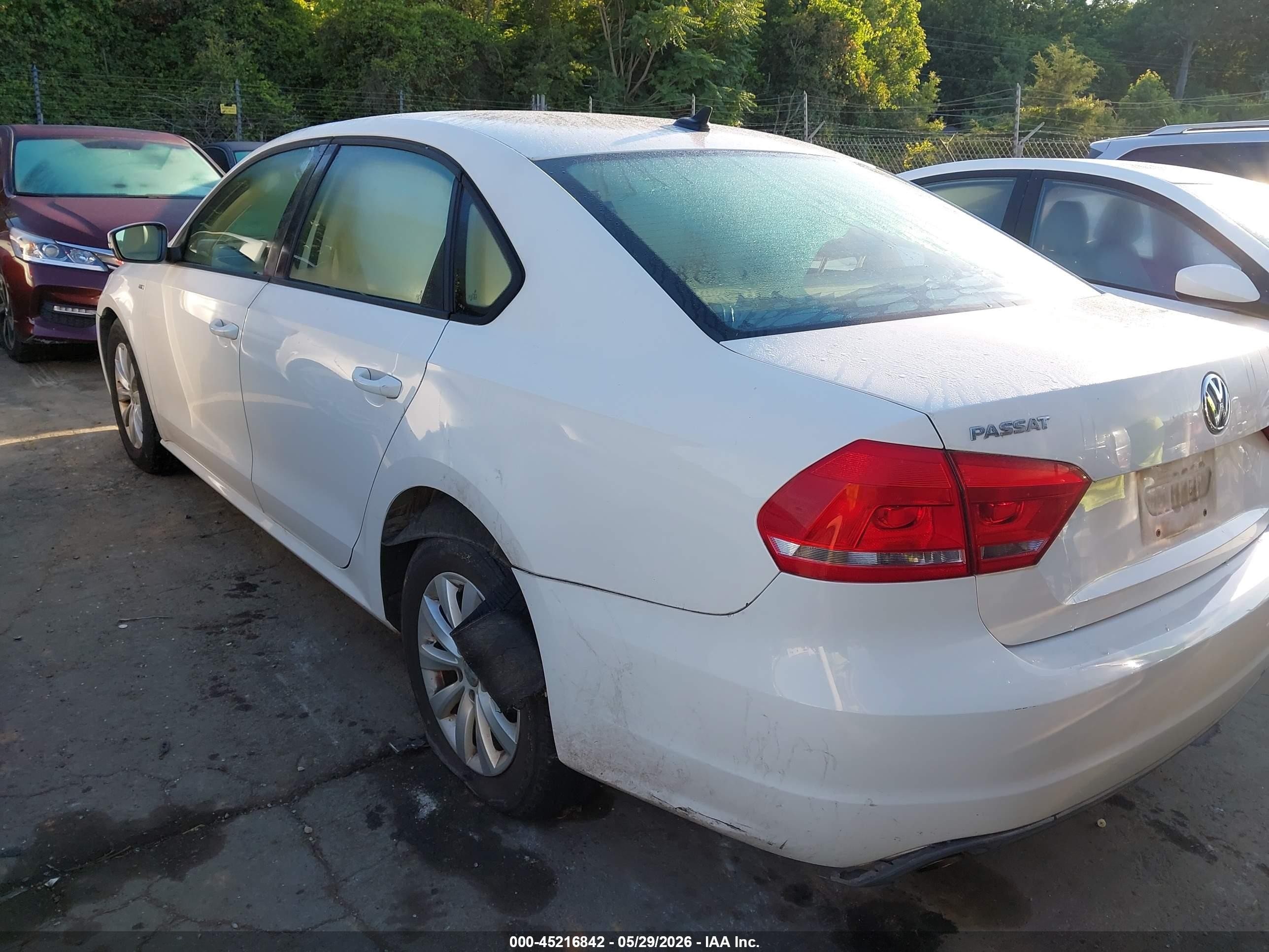 2013 Volkswagen Passat 2.5l Wolfsburg Edition White vin: 1VWAH7A35DC143087