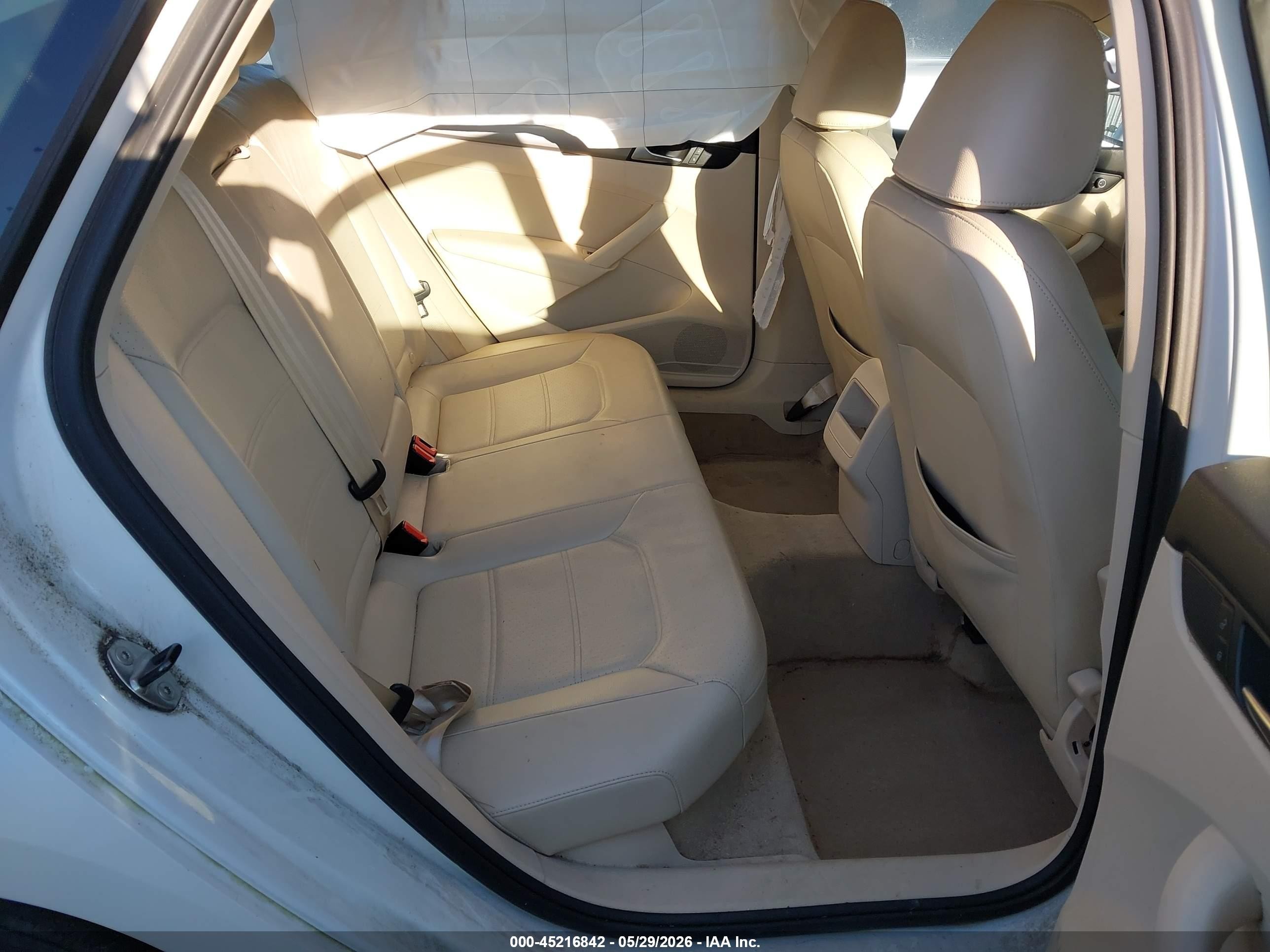 2013 Volkswagen Passat 2.5l Wolfsburg Edition White vin: 1VWAH7A35DC143087