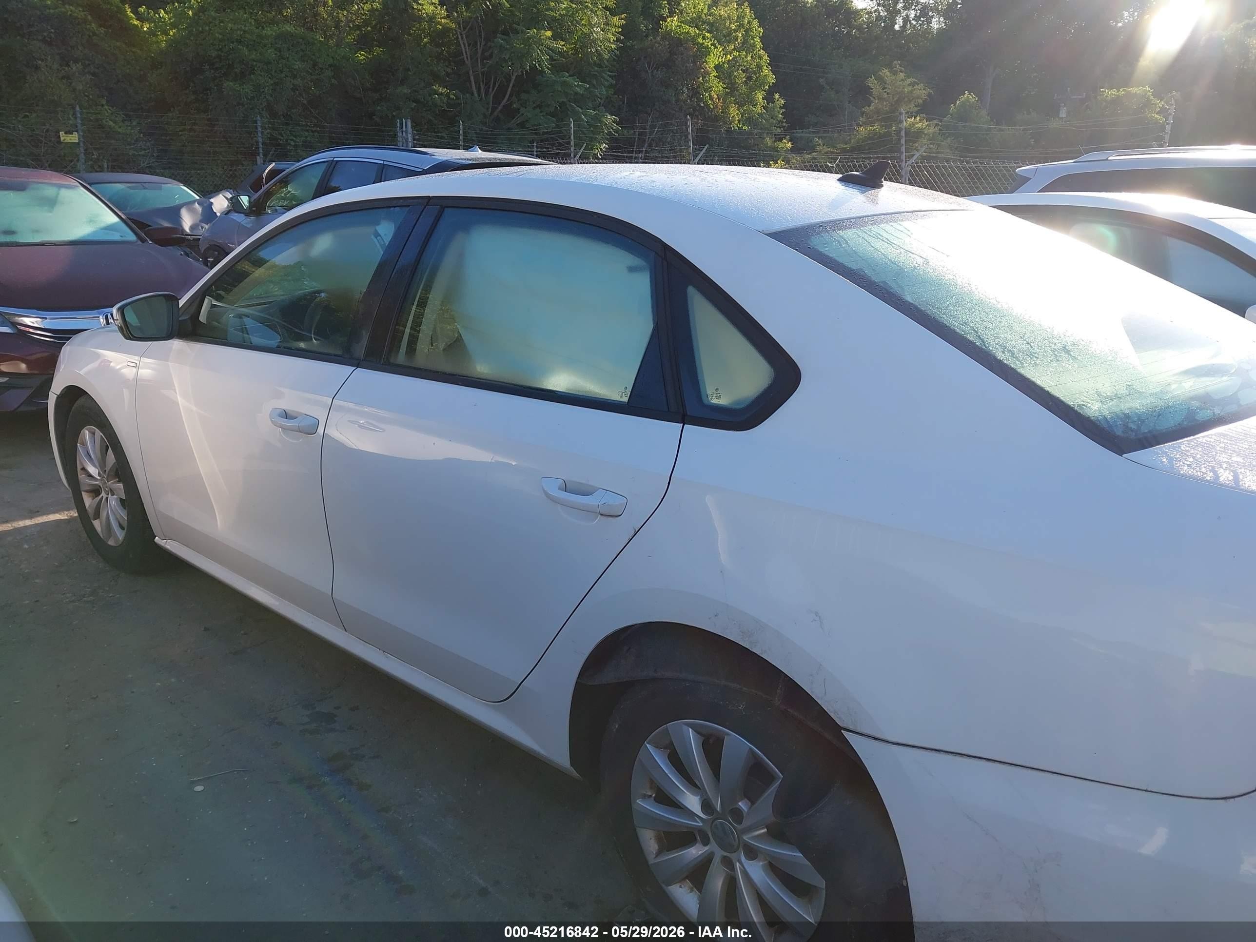 2013 Volkswagen Passat 2.5l Wolfsburg Edition White vin: 1VWAH7A35DC143087
