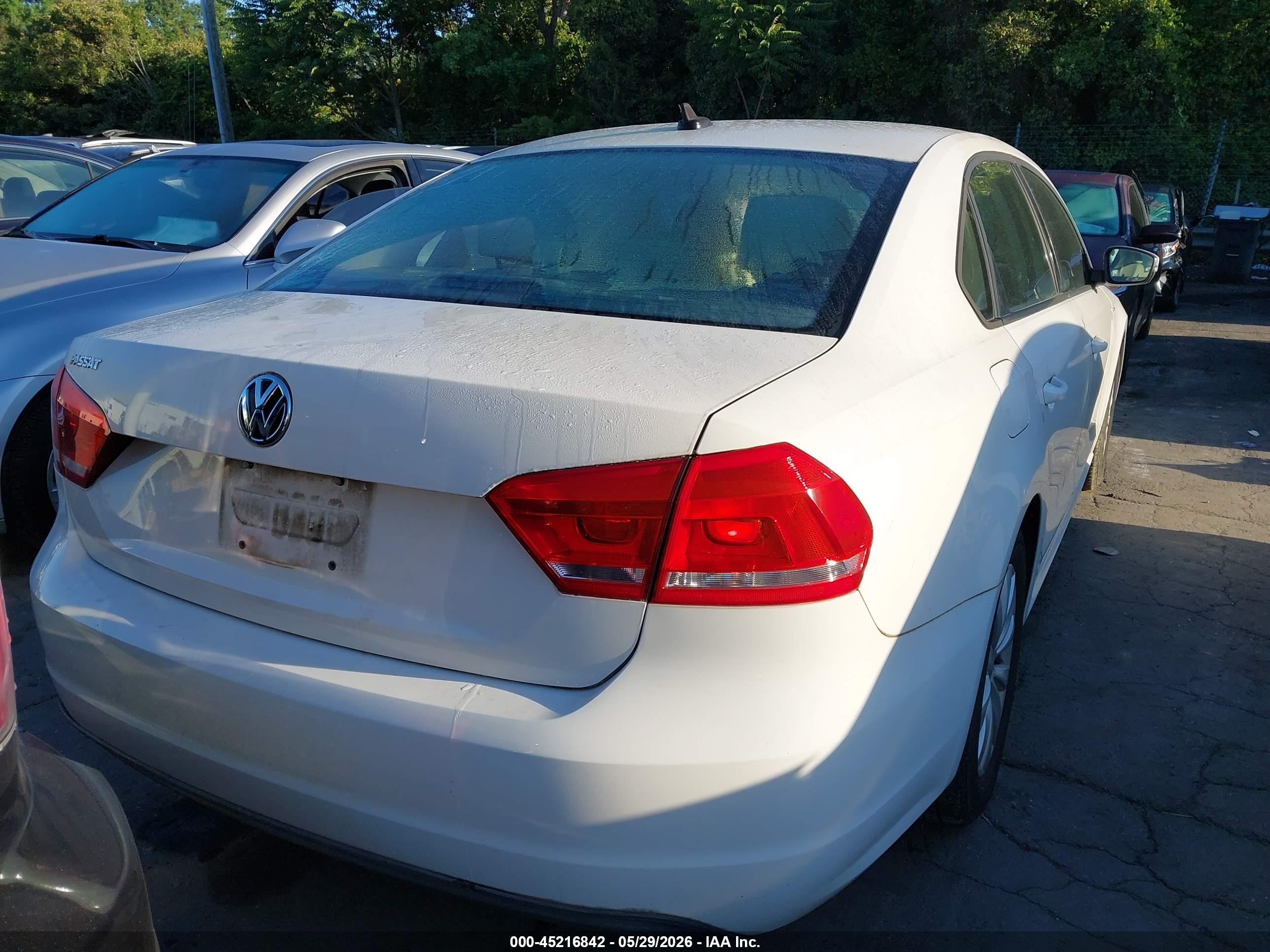 2013 Volkswagen Passat 2.5l Wolfsburg Edition White vin: 1VWAH7A35DC143087