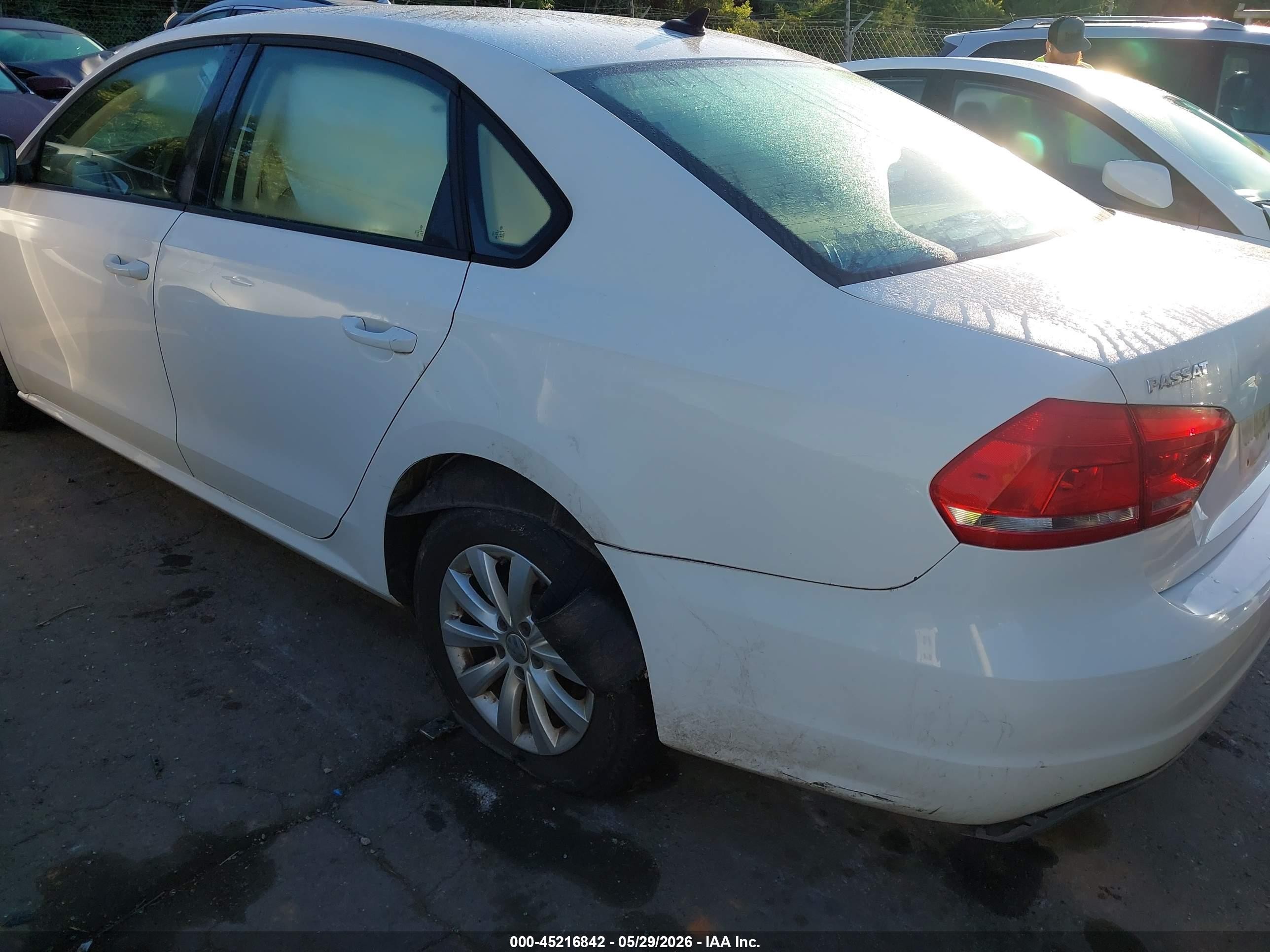 2013 Volkswagen Passat 2.5l Wolfsburg Edition White vin: 1VWAH7A35DC143087