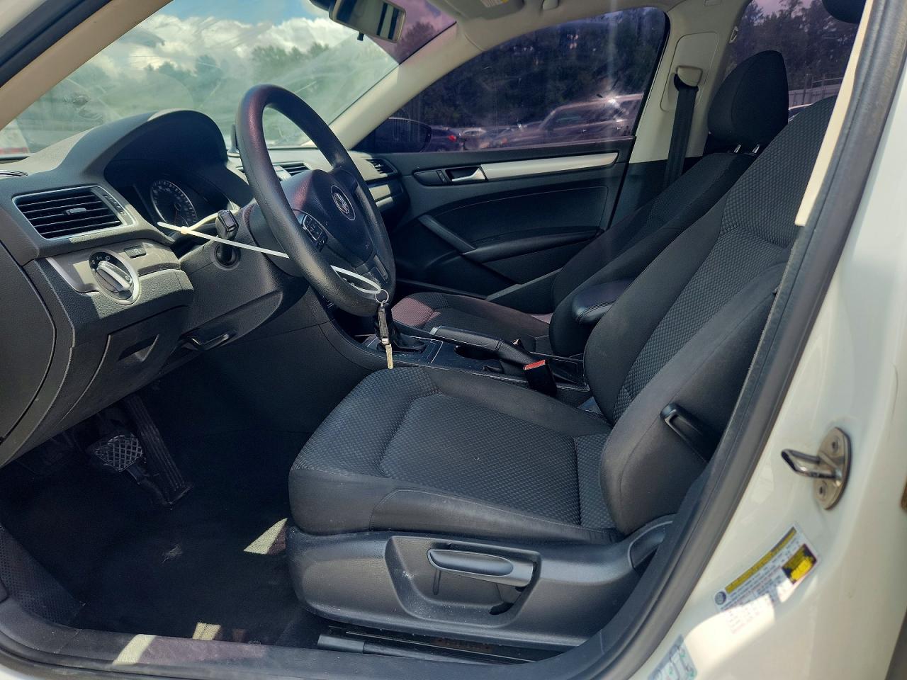 2012 Volkswagen Passat S White vin: 1VWAH7A36CC039495