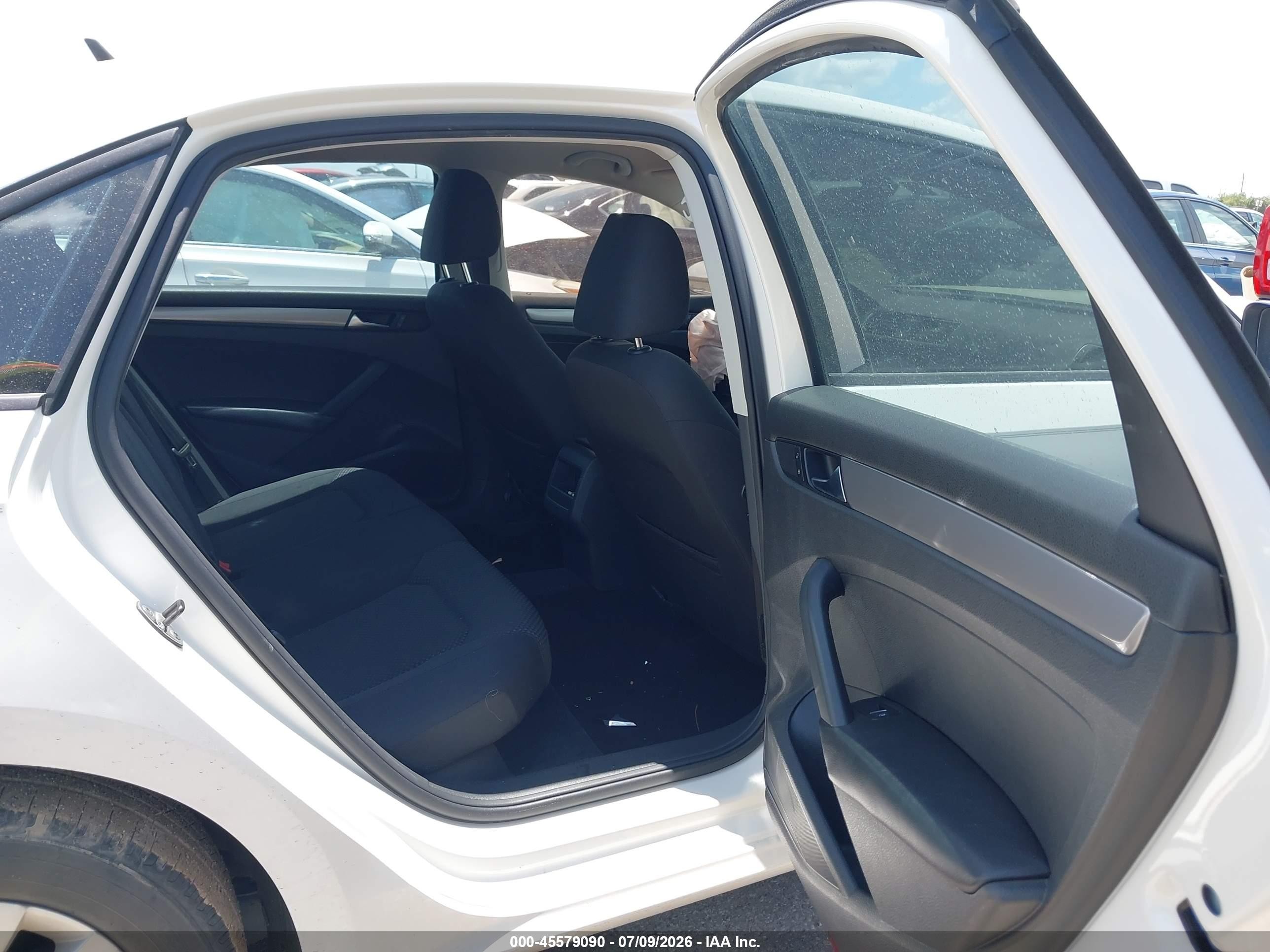 2012 Volkswagen Passat 2.5l S White vin: 1VWAH7A36CC096764