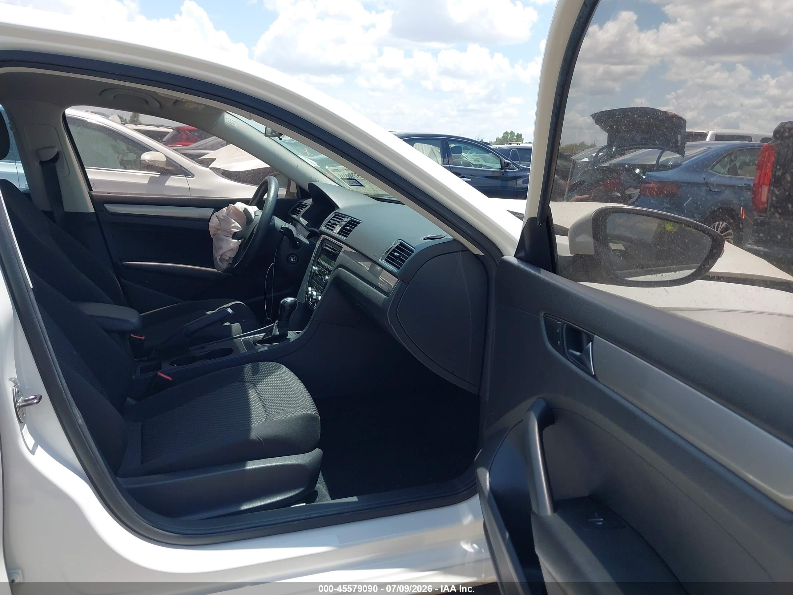 2012 Volkswagen Passat 2.5l S White vin: 1VWAH7A36CC096764
