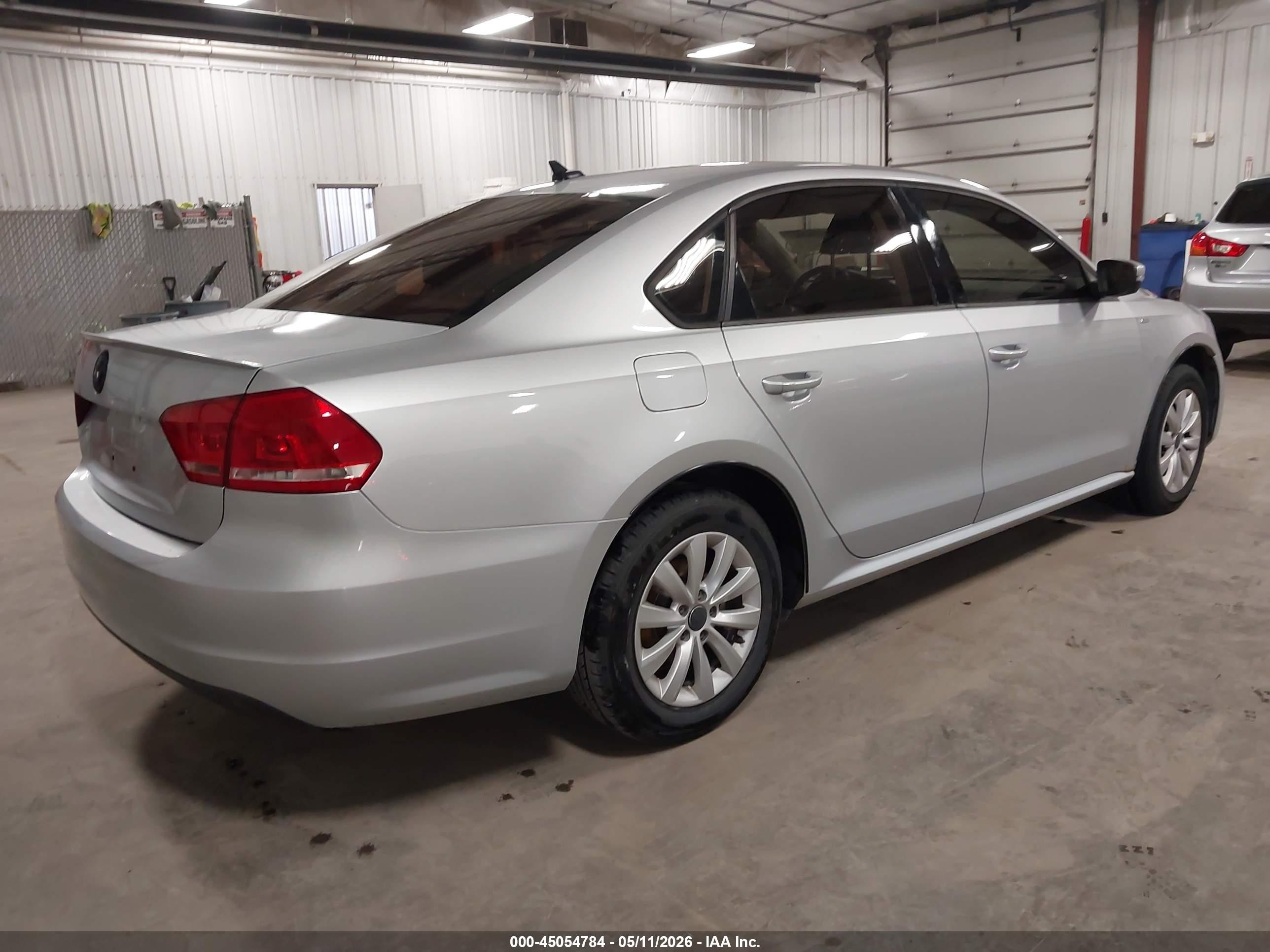 2014 Volkswagen Passat 2.5l S/2.5l Wolfsburg Edition Серебряный vin: 1VWAH7A36EC022747
