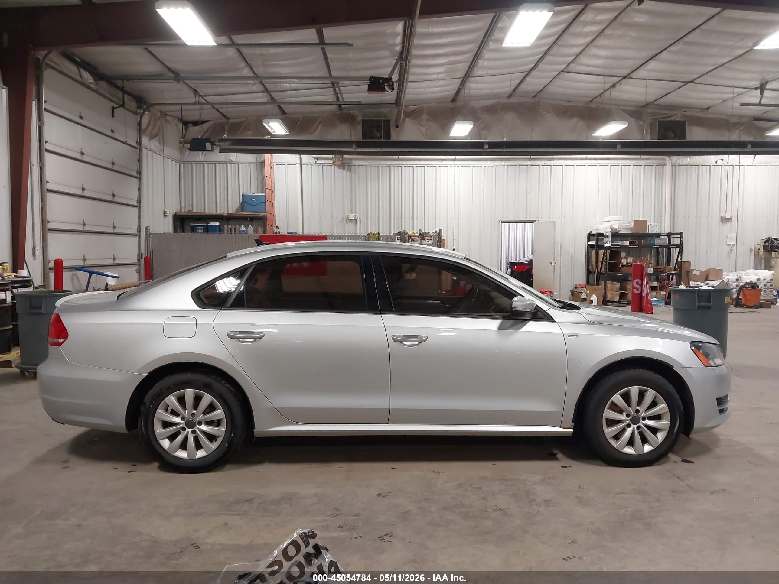 2014 Volkswagen Passat 2.5l S/2.5l Wolfsburg Edition Серебряный vin: 1VWAH7A36EC022747