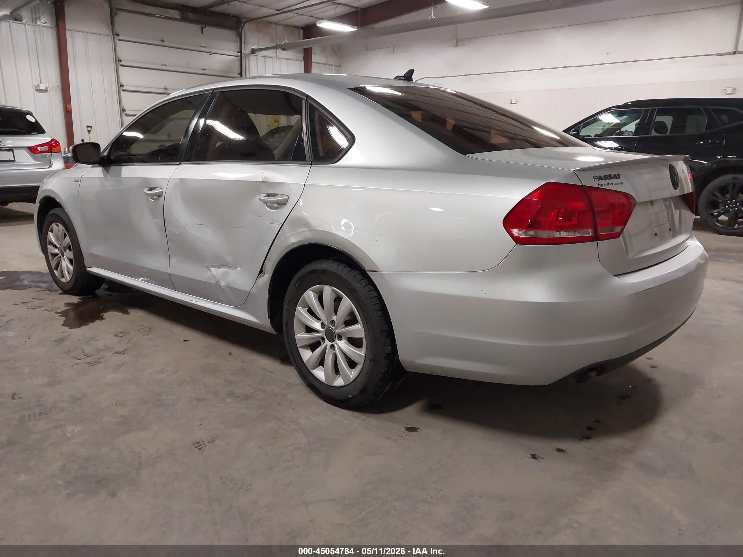 2014 Volkswagen Passat 2.5l S/2.5l Wolfsburg Edition Серебряный vin: 1VWAH7A36EC022747
