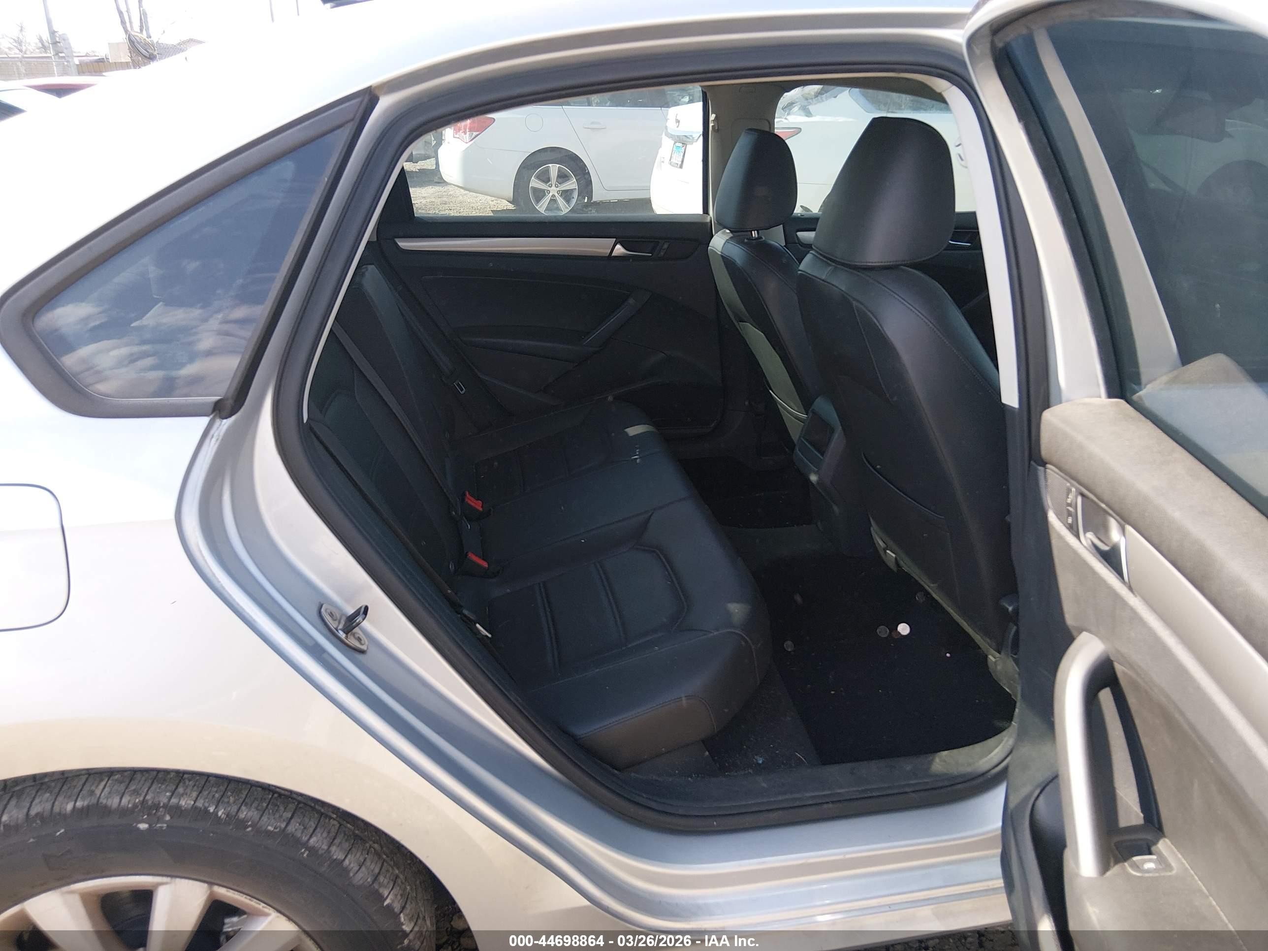 2014 Volkswagen Passat 2.5l Wolfsburg Edition Белый vin: 1VWAH7A38EC010115