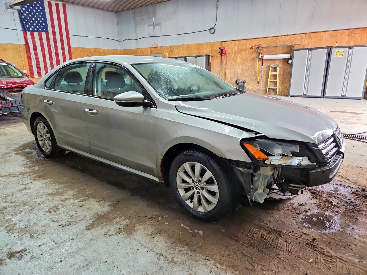 2012 Volkswagen Passat S Серебряный vin: 1VWAH7A39CC026711