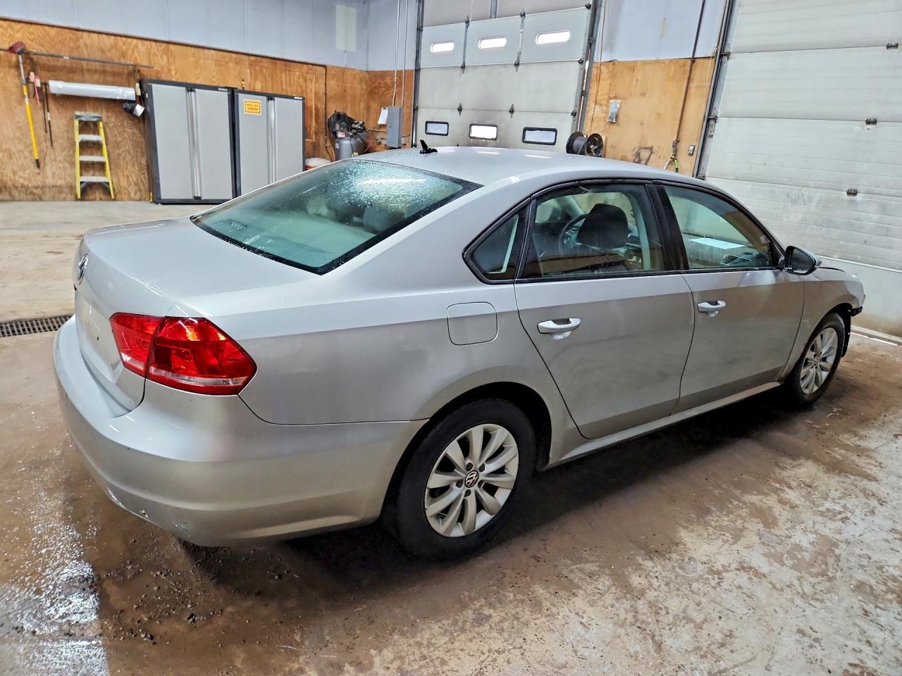 2012 Volkswagen Passat S Серебряный vin: 1VWAH7A39CC026711