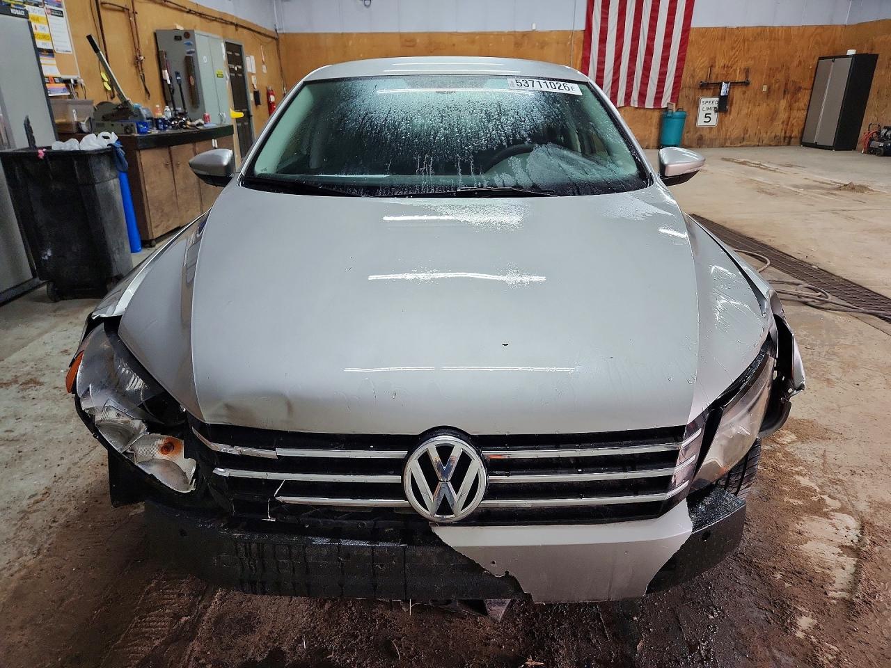 2012 Volkswagen Passat S Серебряный vin: 1VWAH7A39CC026711