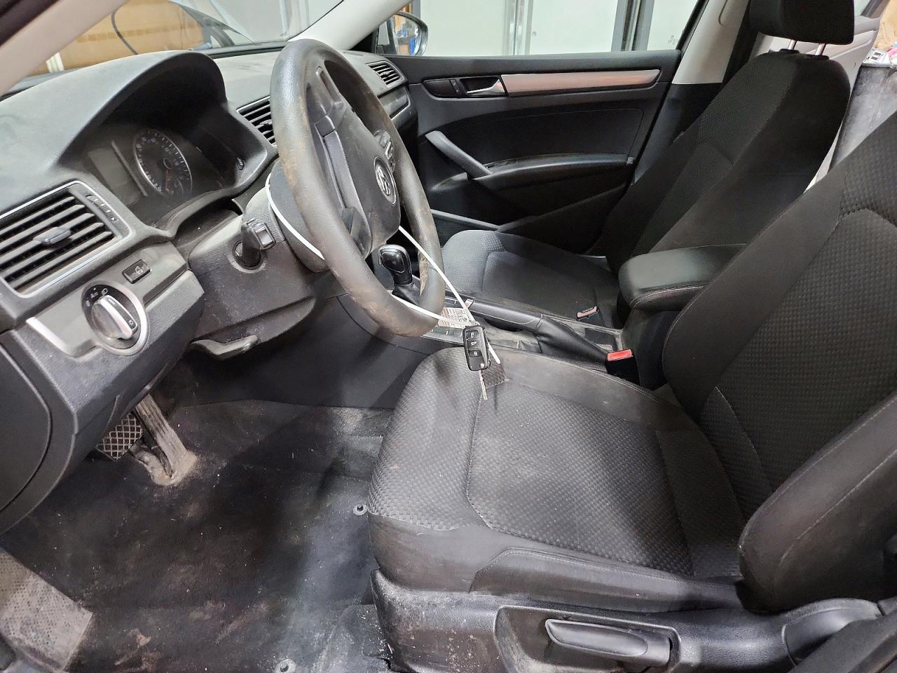 2012 Volkswagen Passat S Серебряный vin: 1VWAH7A39CC026711