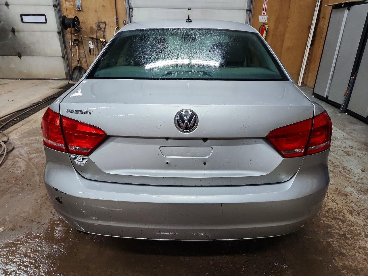 2012 Volkswagen Passat S Серебряный vin: 1VWAH7A39CC026711