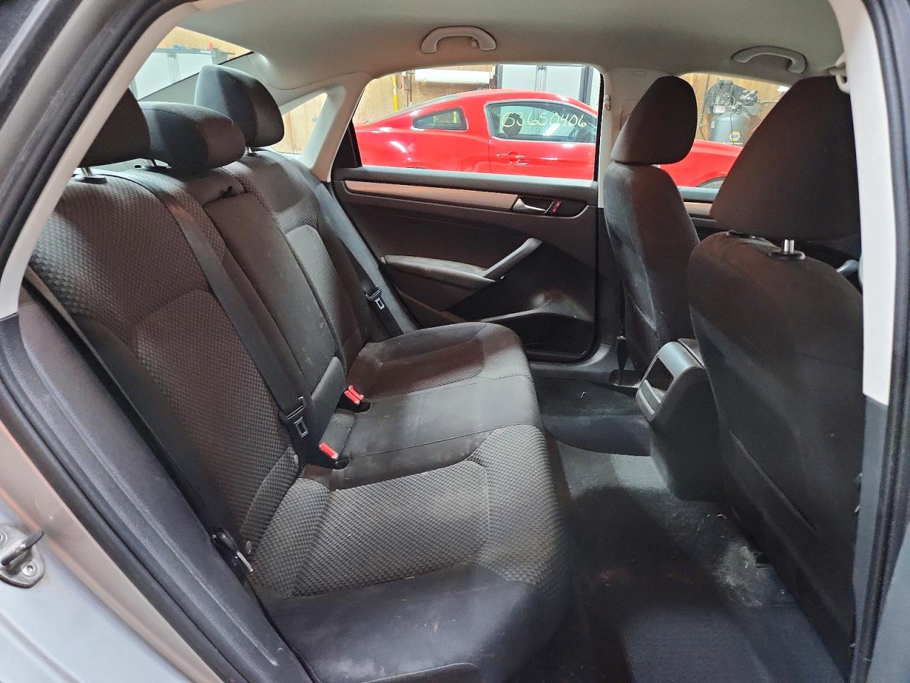2012 Volkswagen Passat S Серебряный vin: 1VWAH7A39CC026711