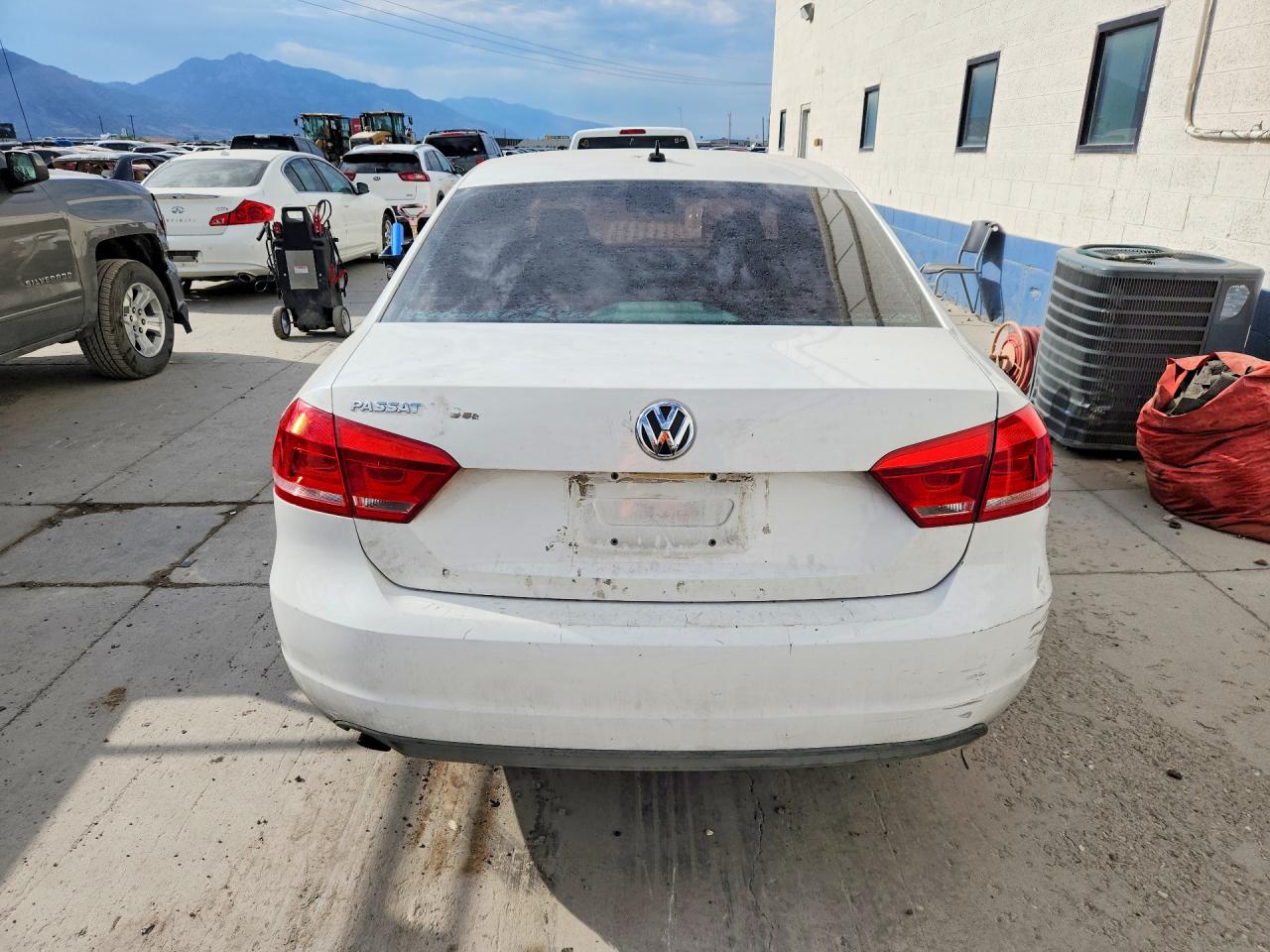 2012 Volkswagen Passat S White vin: 1VWAH7A39CC098525