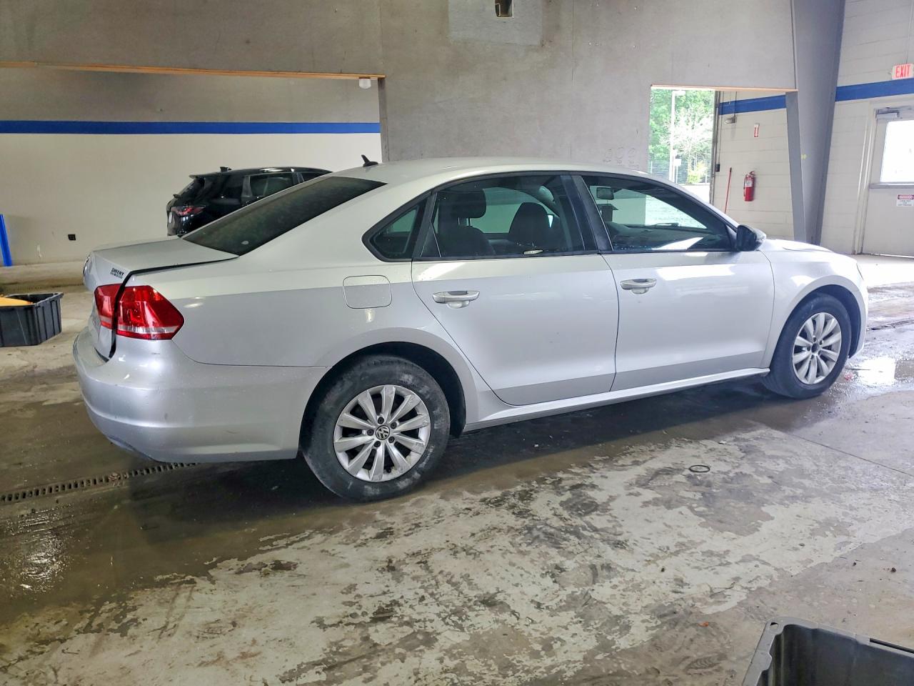 2012 Volkswagen Passat S Серебряный vin: 1VWAH7A3XCC027561