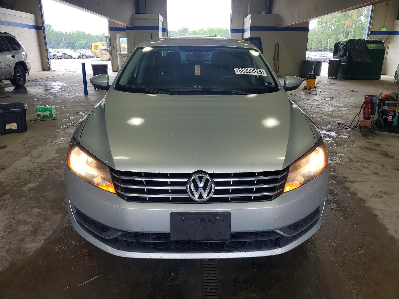 2012 Volkswagen Passat S Серебряный vin: 1VWAH7A3XCC027561