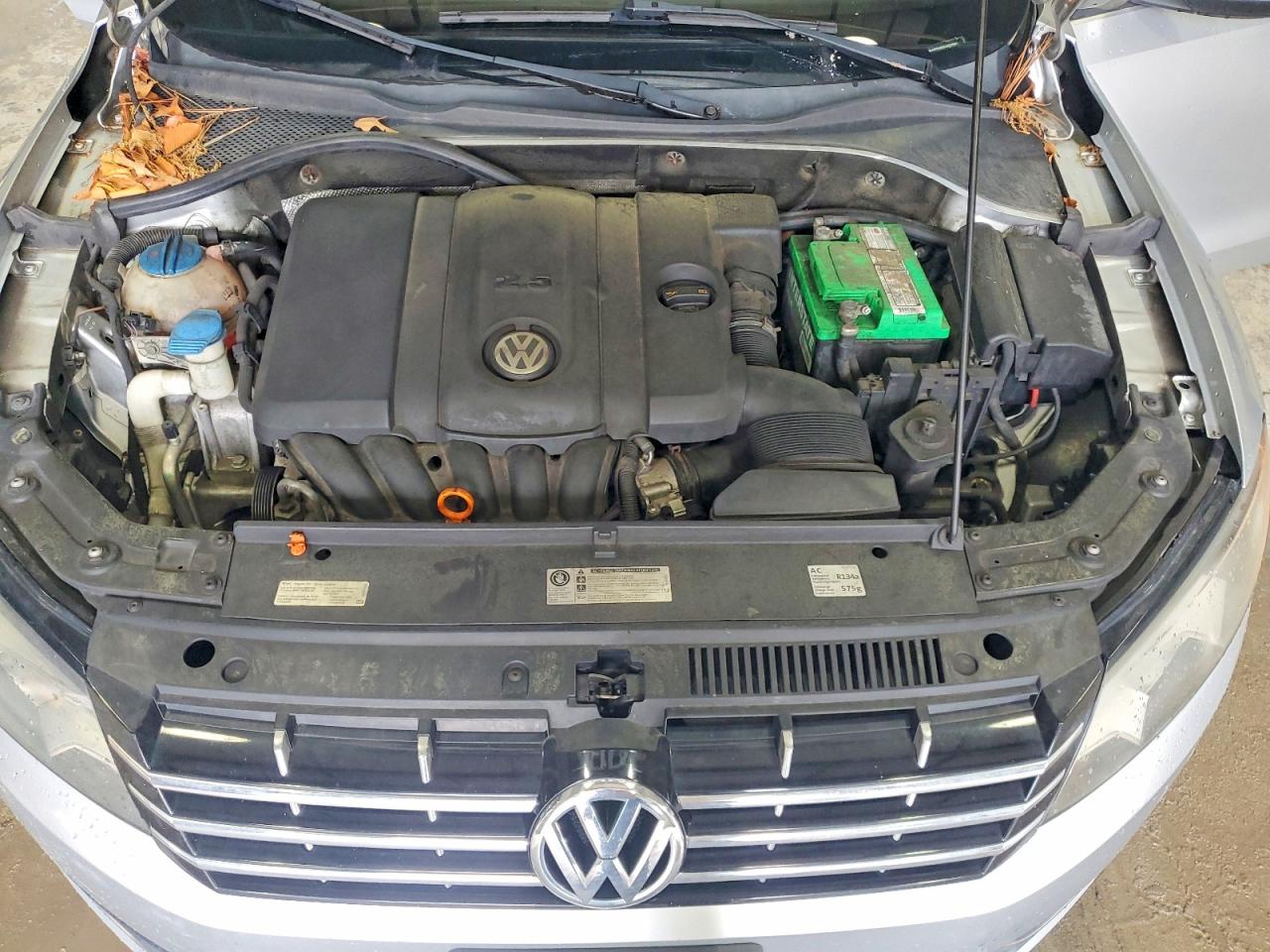 2012 Volkswagen Passat S Серебряный vin: 1VWAH7A3XCC027561