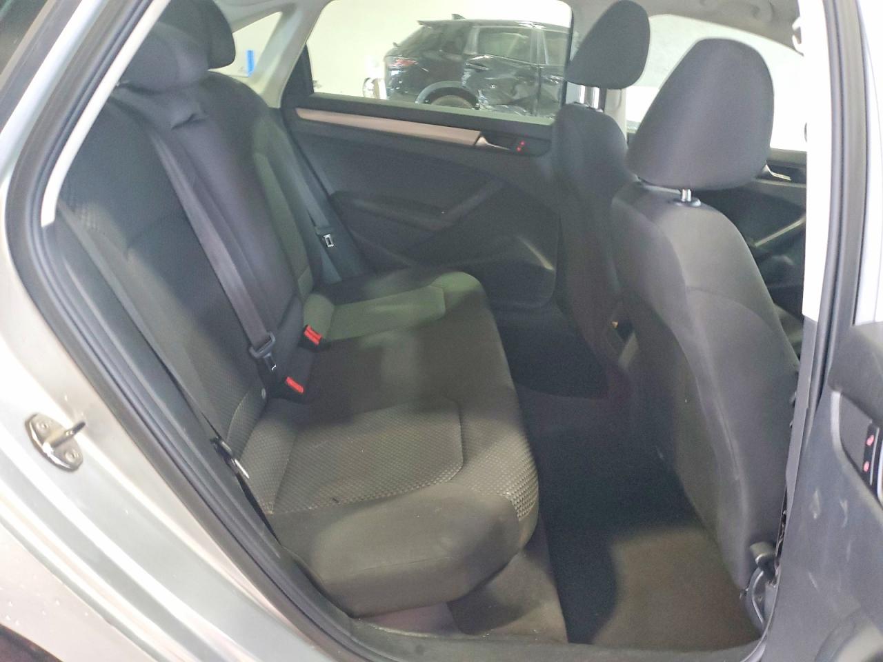 2012 Volkswagen Passat S Серебряный vin: 1VWAH7A3XCC027561