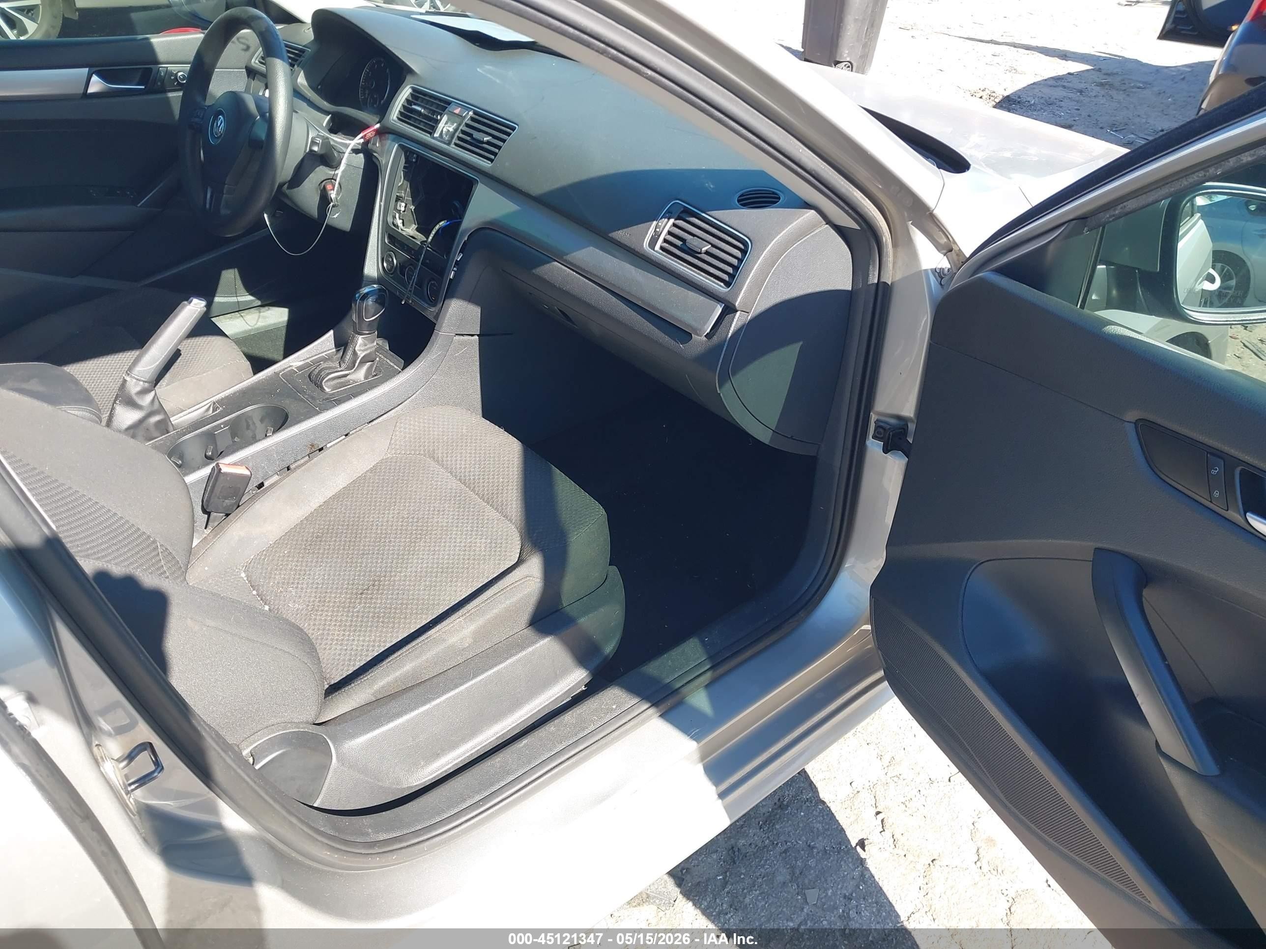 2012 Volkswagen Passat 2.5l S Серебряный vin: 1VWAH7A3XCC089249