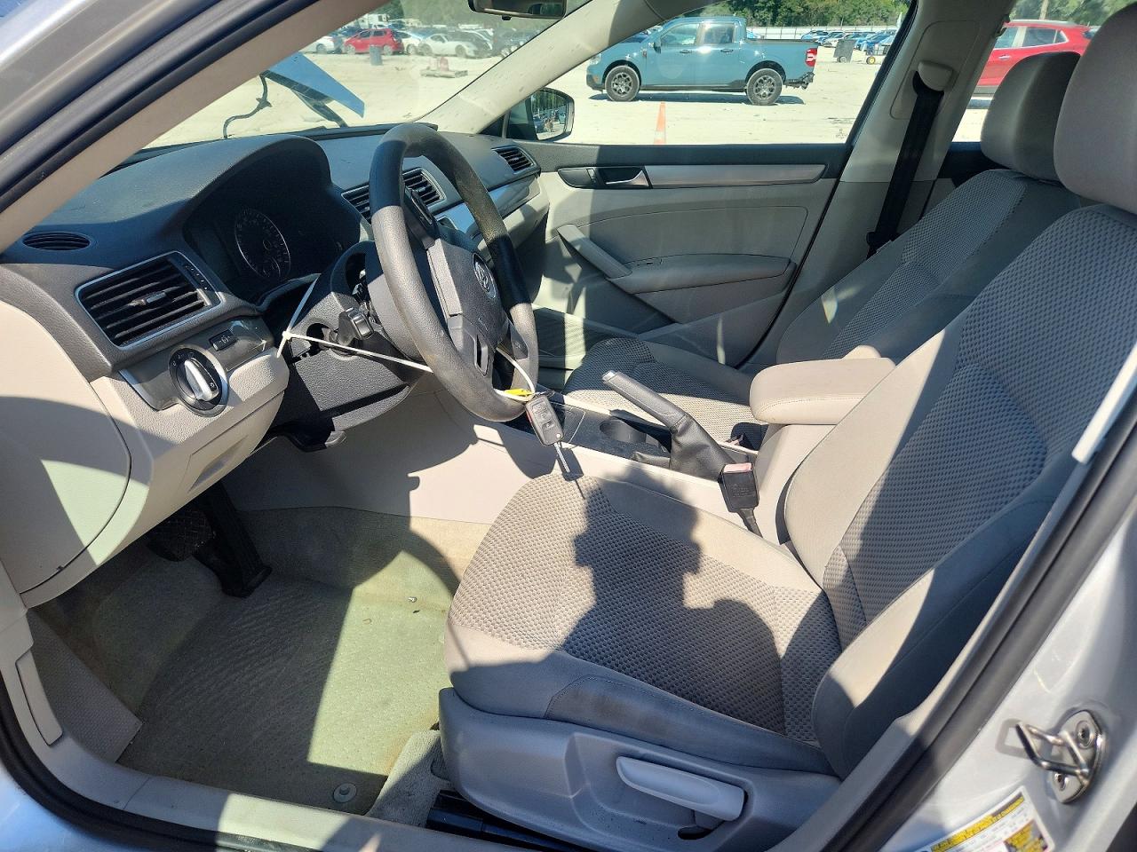 2013 Volkswagen Passat S Серебряный vin: 1VWAH7A3XDC043129