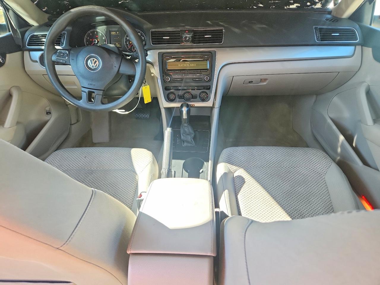 2013 Volkswagen Passat S Серебряный vin: 1VWAH7A3XDC043129